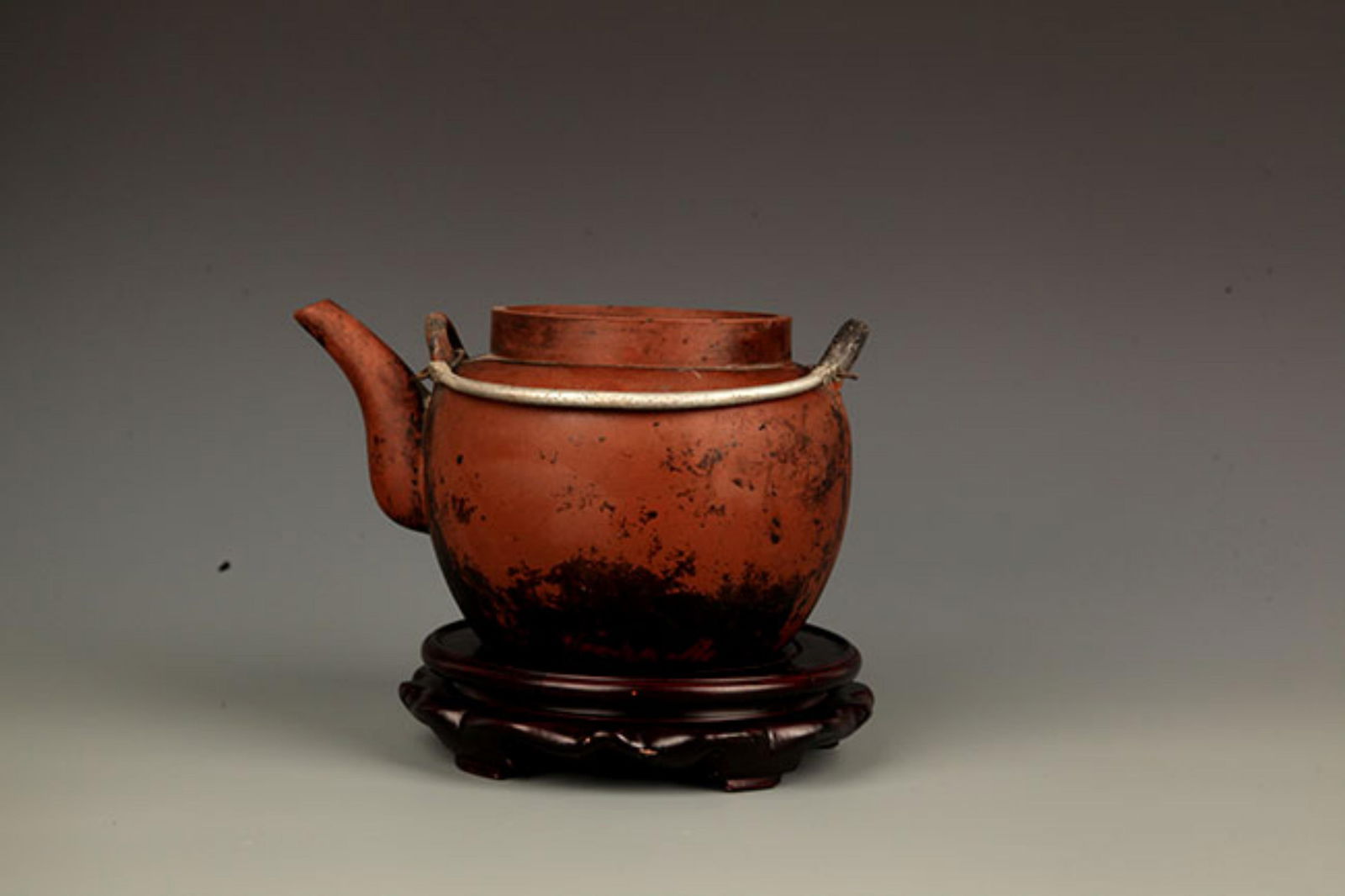 A FINELY MADE ZI SHA TEAPOT WITH HANDLE: Republic Period, High: 5.0 inch;