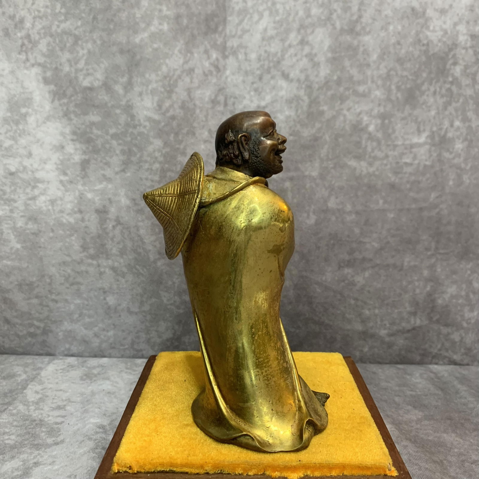 A FINE BRONZE LU HAN STATUE - 3
