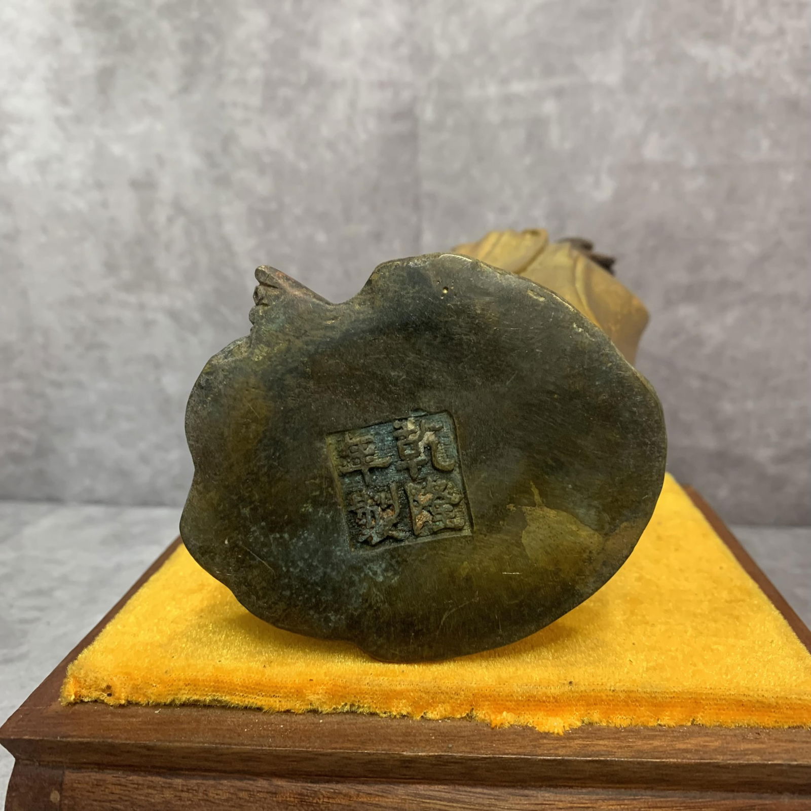 A FINE BRONZE LU HAN STATUE - 7