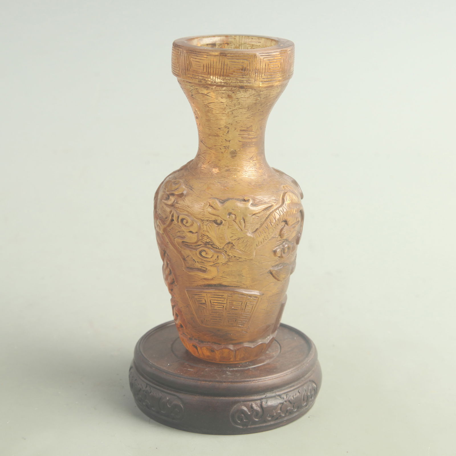 GOLD-SPLASHED GLASS MADE DRAGON PATTERN VASE: Qing Dynasty; High: 5.80 inch; Diameter: 2.20 inch