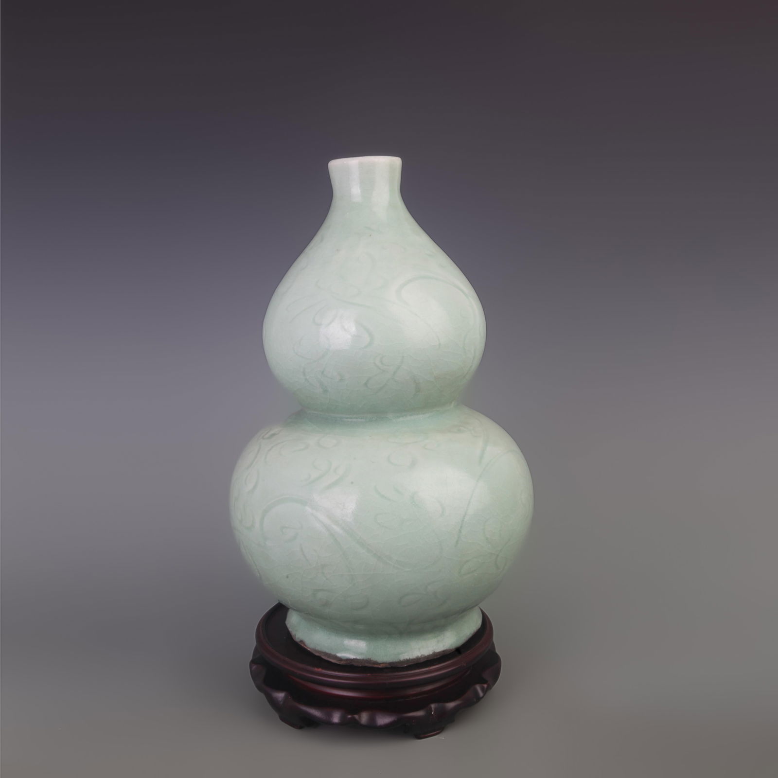 A LIGHT BLUE GLAZED FLOWER PATTERN CALABASH BOTTLE: Ming Dynasty Style, Diameter: 8.0 inch; High: 14.2 inch;