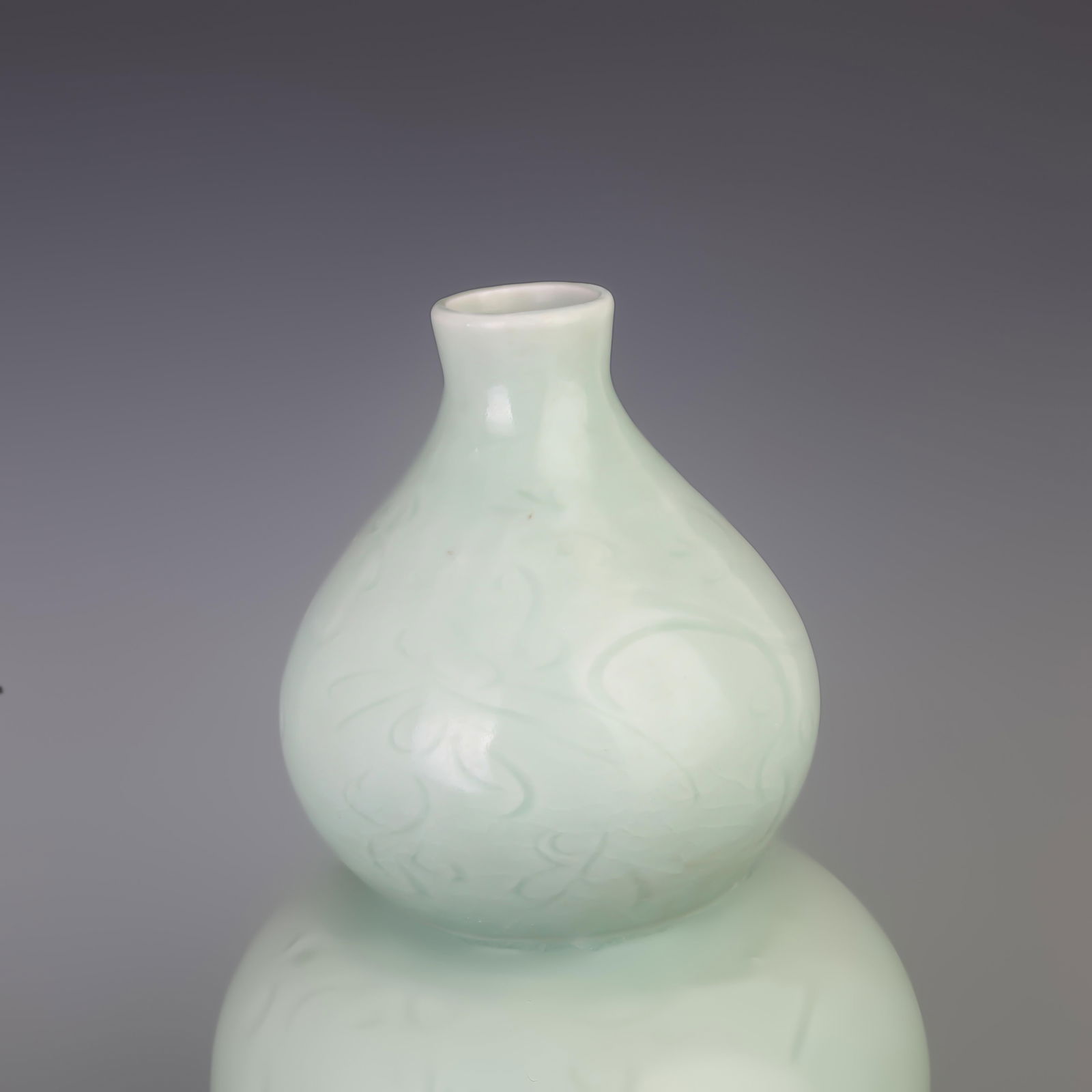 A LIGHT BLUE GLAZED FLOWER PATTERN CALABASH BOTTLE - 2