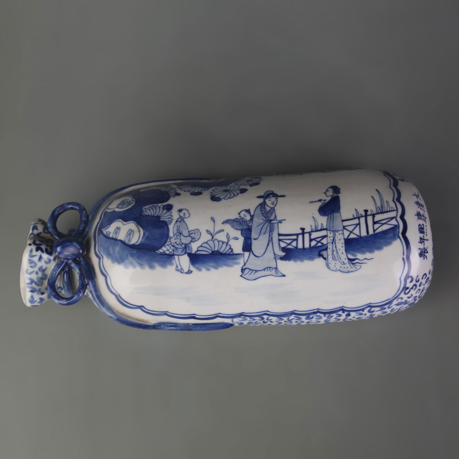 BLUE-AND-WHITE FIGUR CHARACTER PATTERNED PORCELAIN PILLOW: Qing Dynasty Kang Xi Period; Long: 12.9 inch; High: 3.2 inch