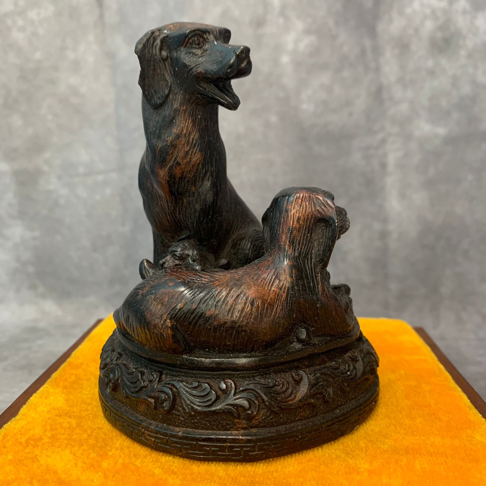 A FINE TWO DOG BRONZE FIGURE - 2