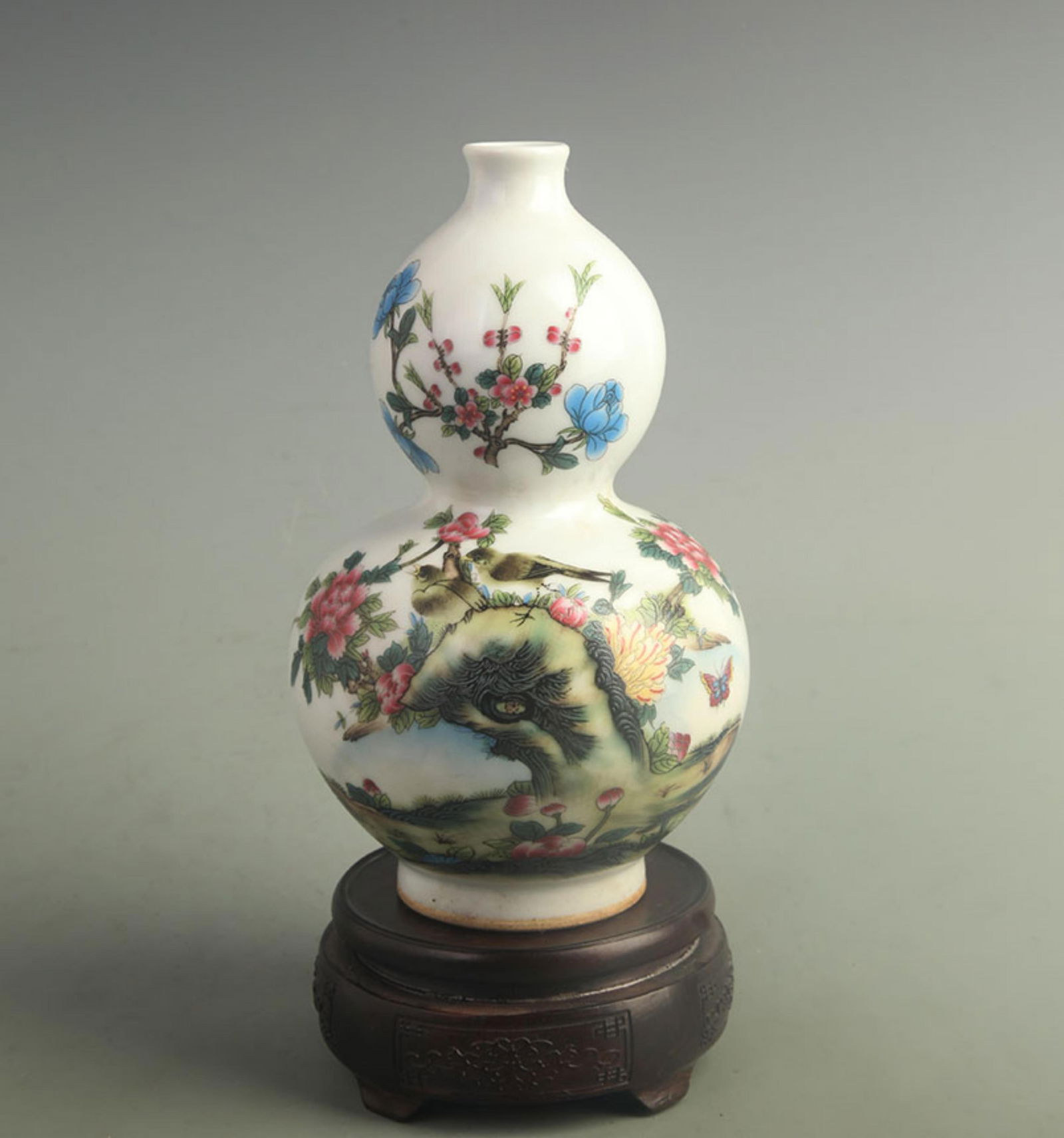 FAMILLE-ROSE PEONY AND BIRD PATTERN GOURD PORCELAIN VASE: Qing Dynasty Qian Long Period; High: 8.50 inch; Width: 5.00 inch;