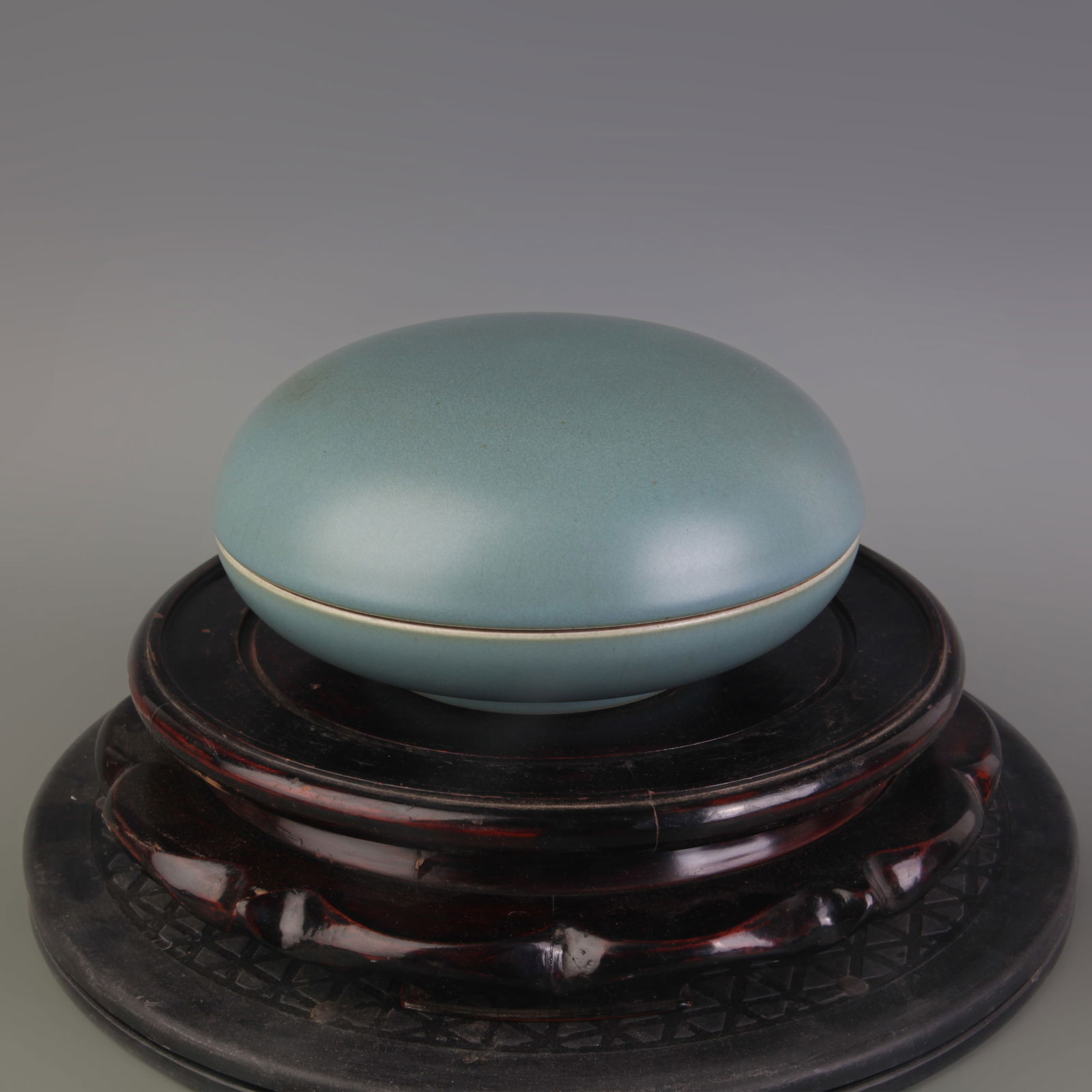 PEA-GREEN–GLAZED CYLINDRICAL BOX: Ming Dynasty Wan Li Period; Diameter: 6.7 inch; High:3.2 inch