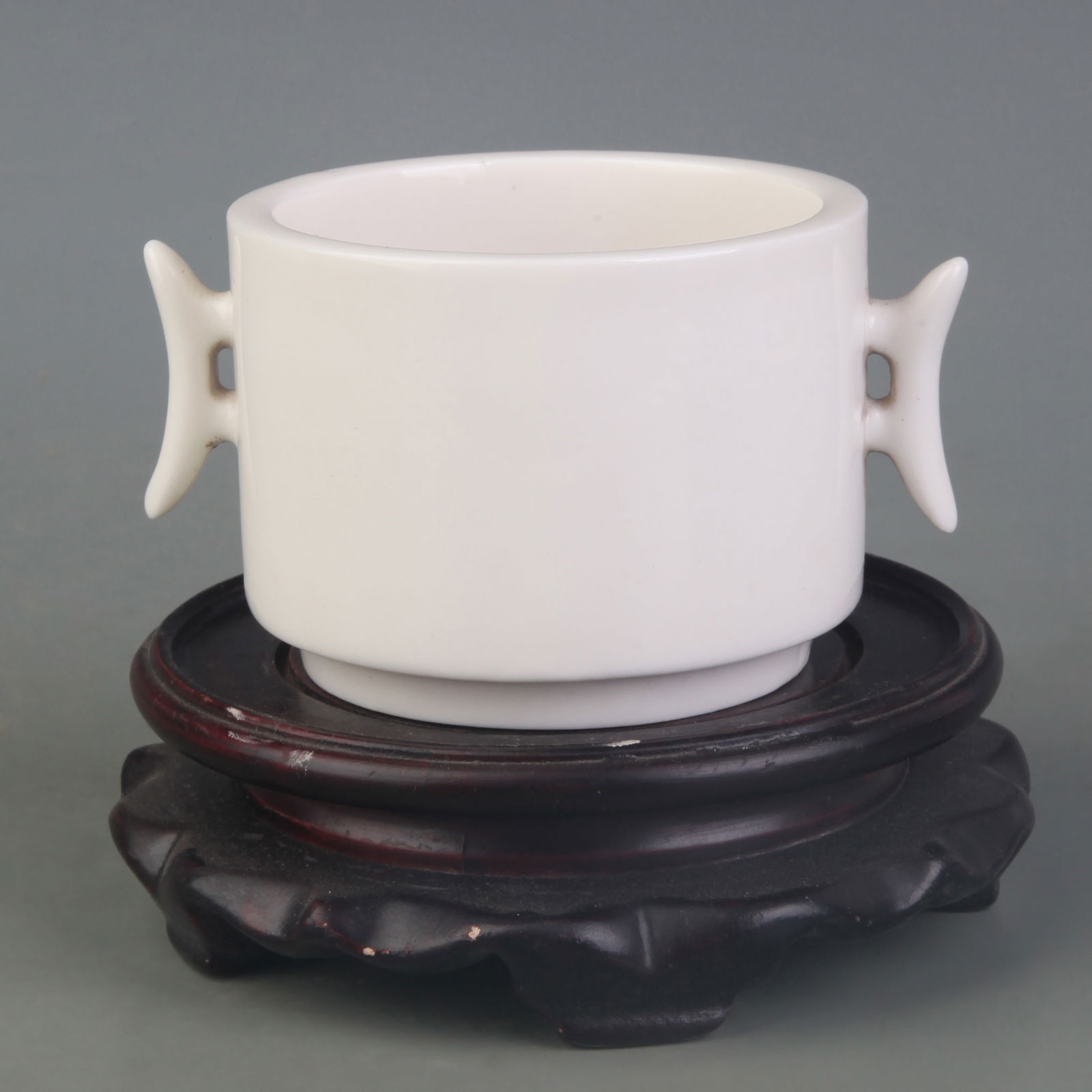 DEHUA WHITE PORCELAIN DOUBLE-HANDLED ROUND-FOOT CENSER: Qing Dynasty; Diameter: 3.4 inch; High: 2.5 inch