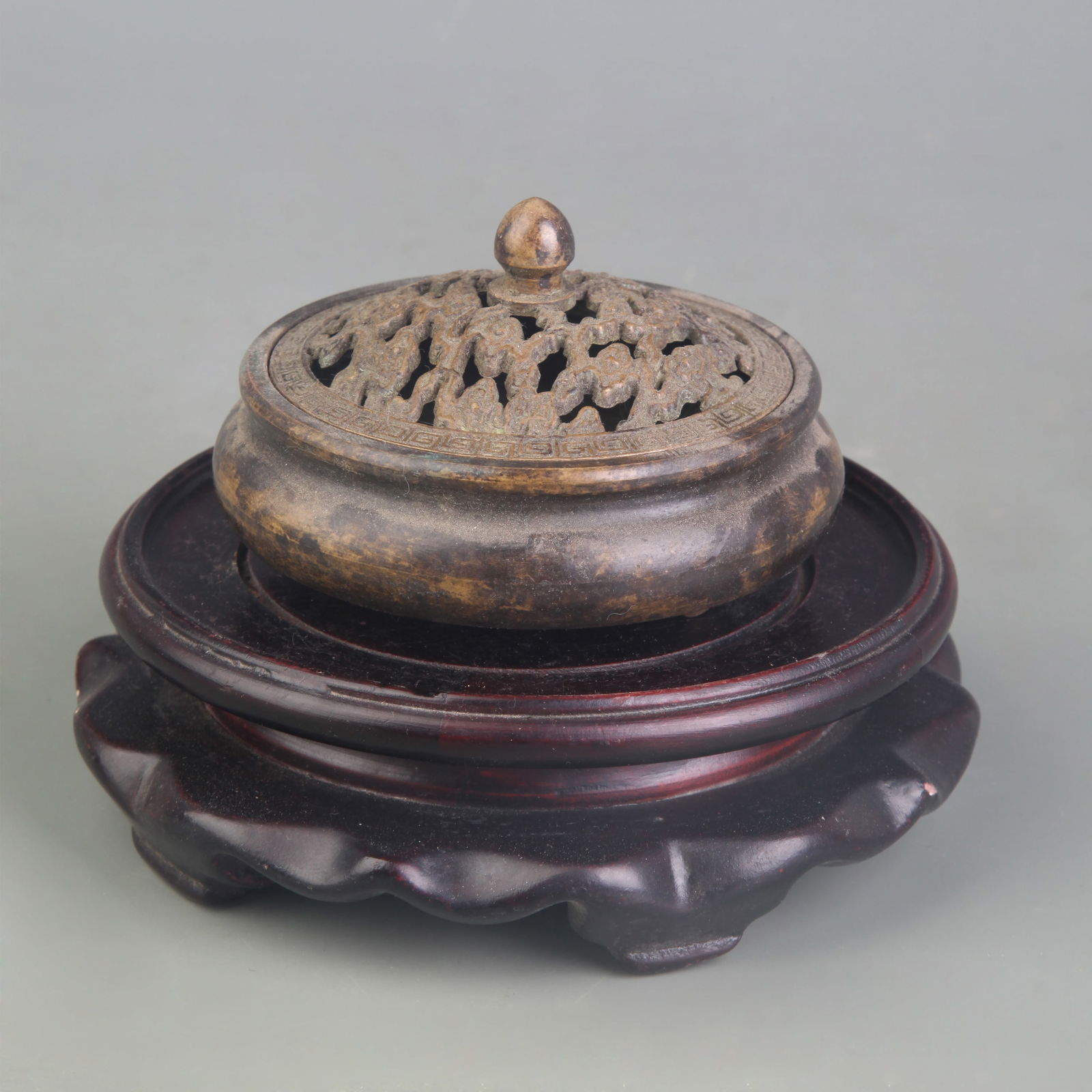 A FINE SMALL BRONZE INCENSE BURNER: Qing Dynasty; Diameter: 3.1 inch; High: 1.21 inch