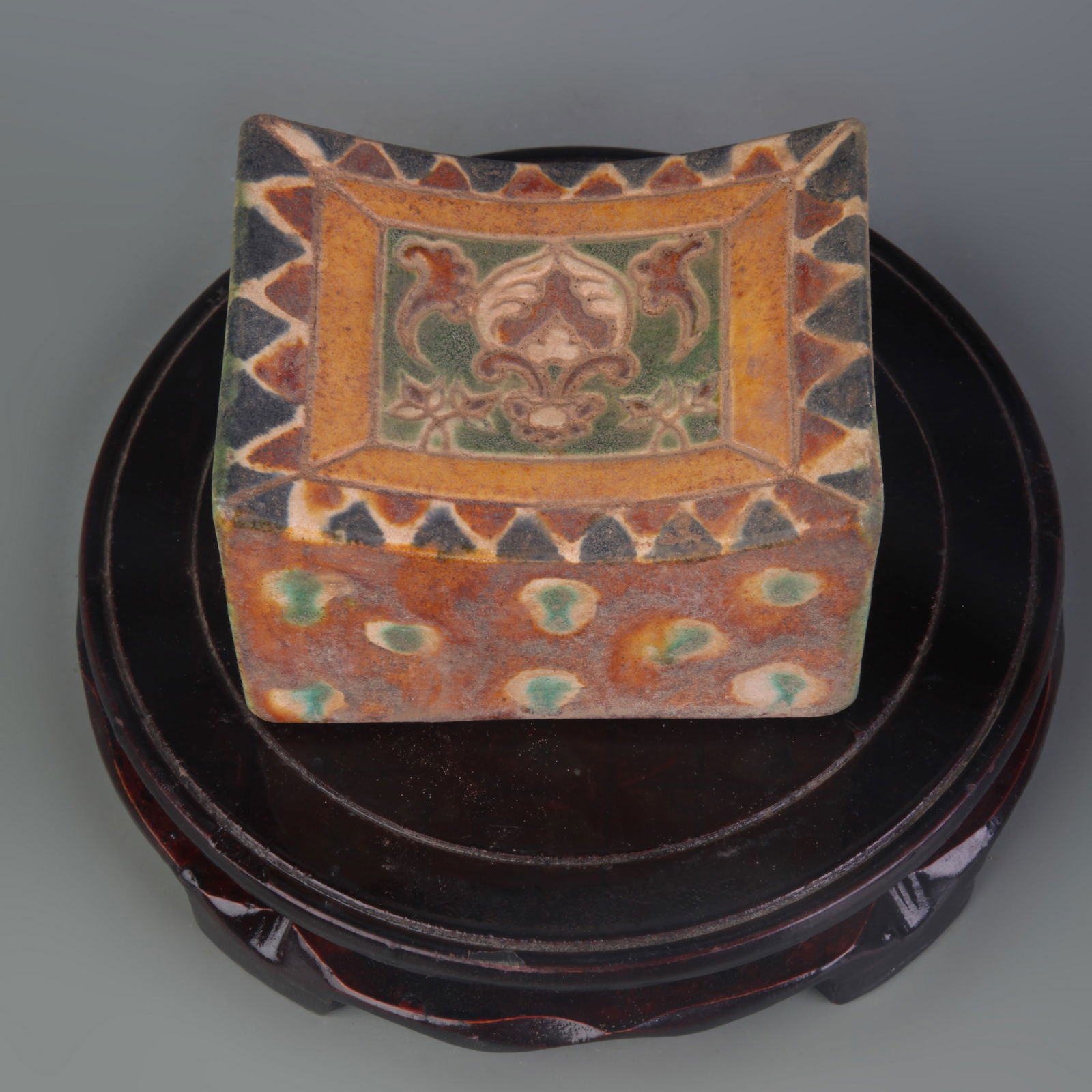 TRICOLOR CERAMIC PILLOW (1 of 4)