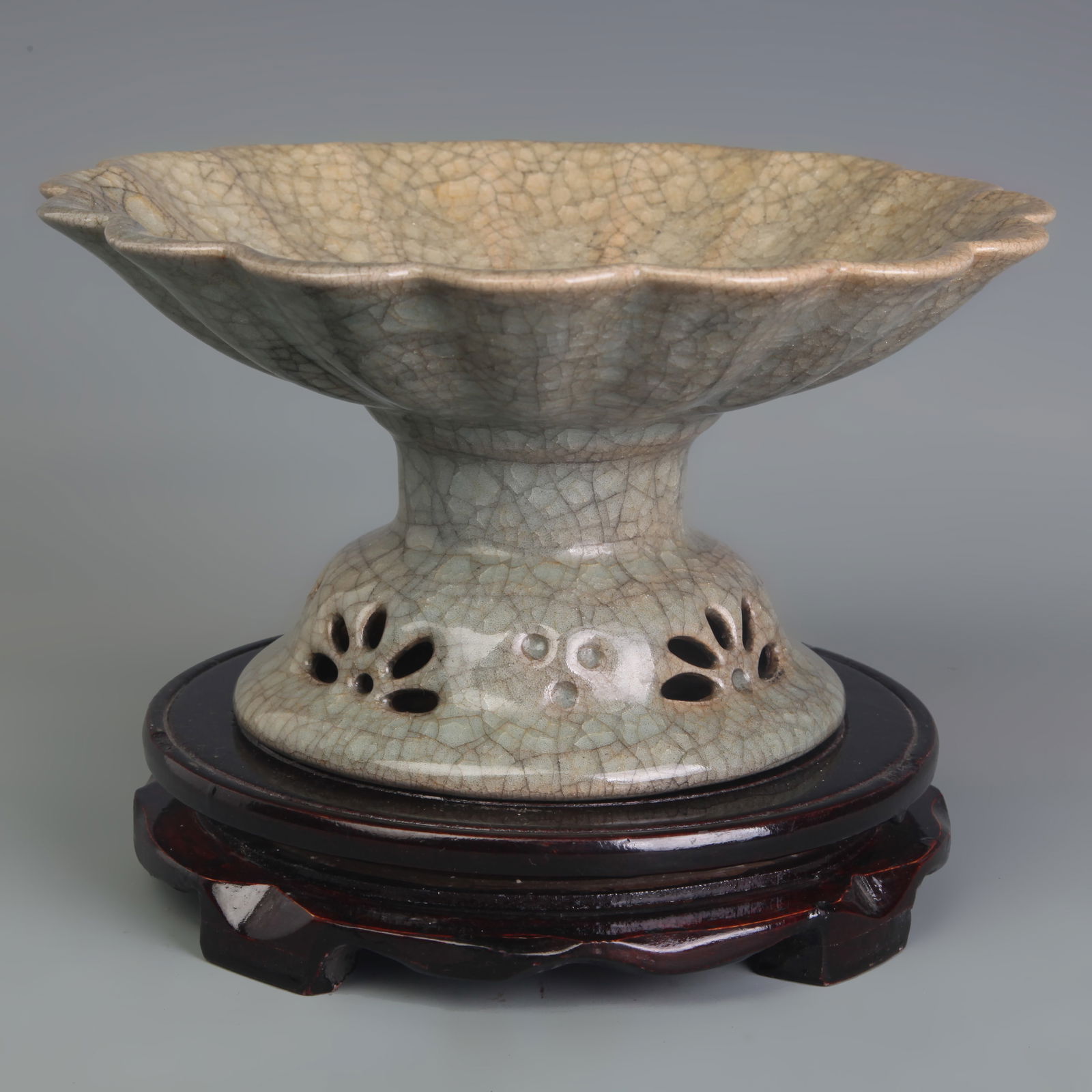 OFFICIAL KILN SUNFLOWER-SHAPED FOOTED FRUIT BOWL: Diameter: 8.4 inch; High: 4.5 inch