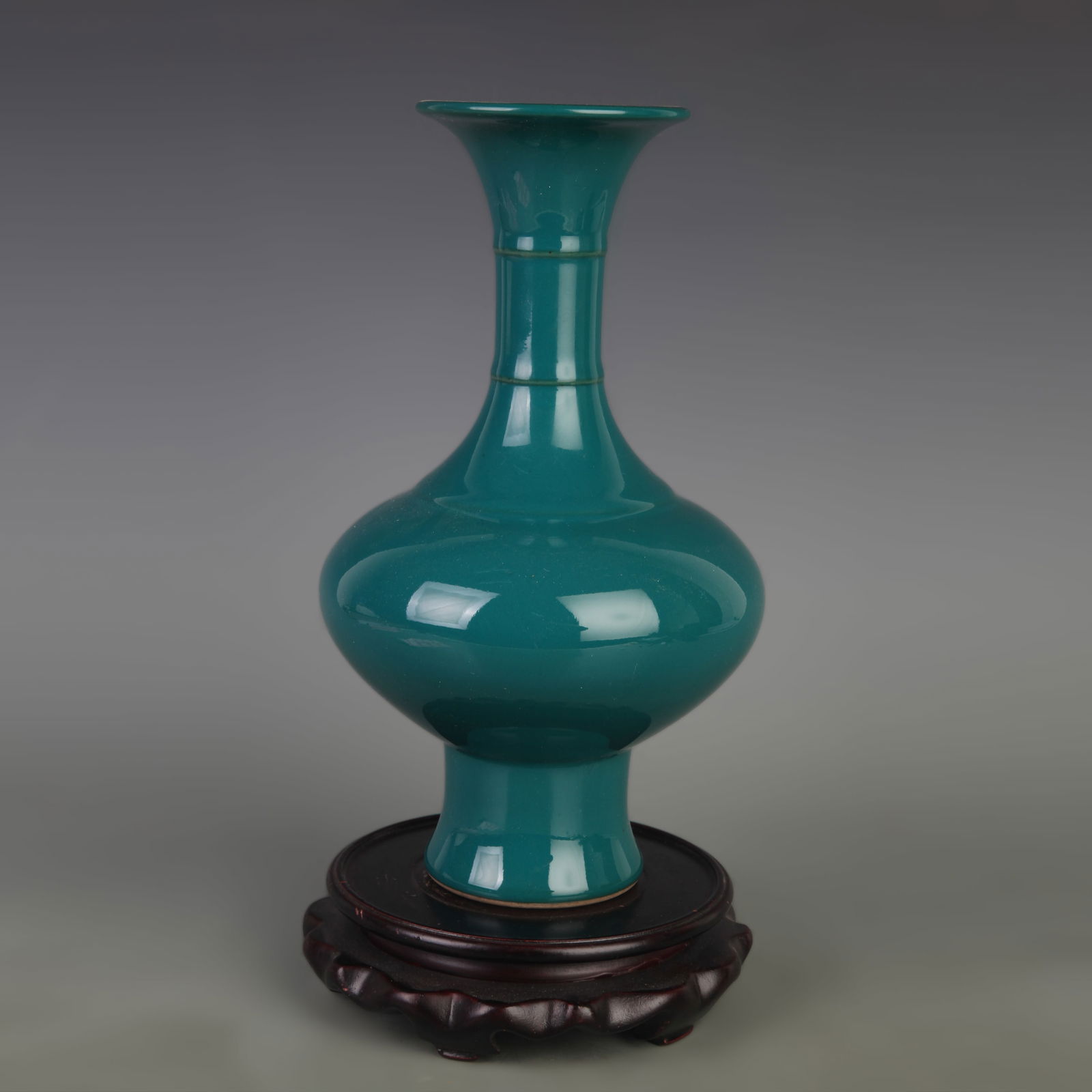 A FINE GREEN GLAZE DISPLAY PORCELAIN VASE: Qing Dynasty Qian Long Period; Diameter: Diameter: 5.5 inch; High: 9.6 inch
