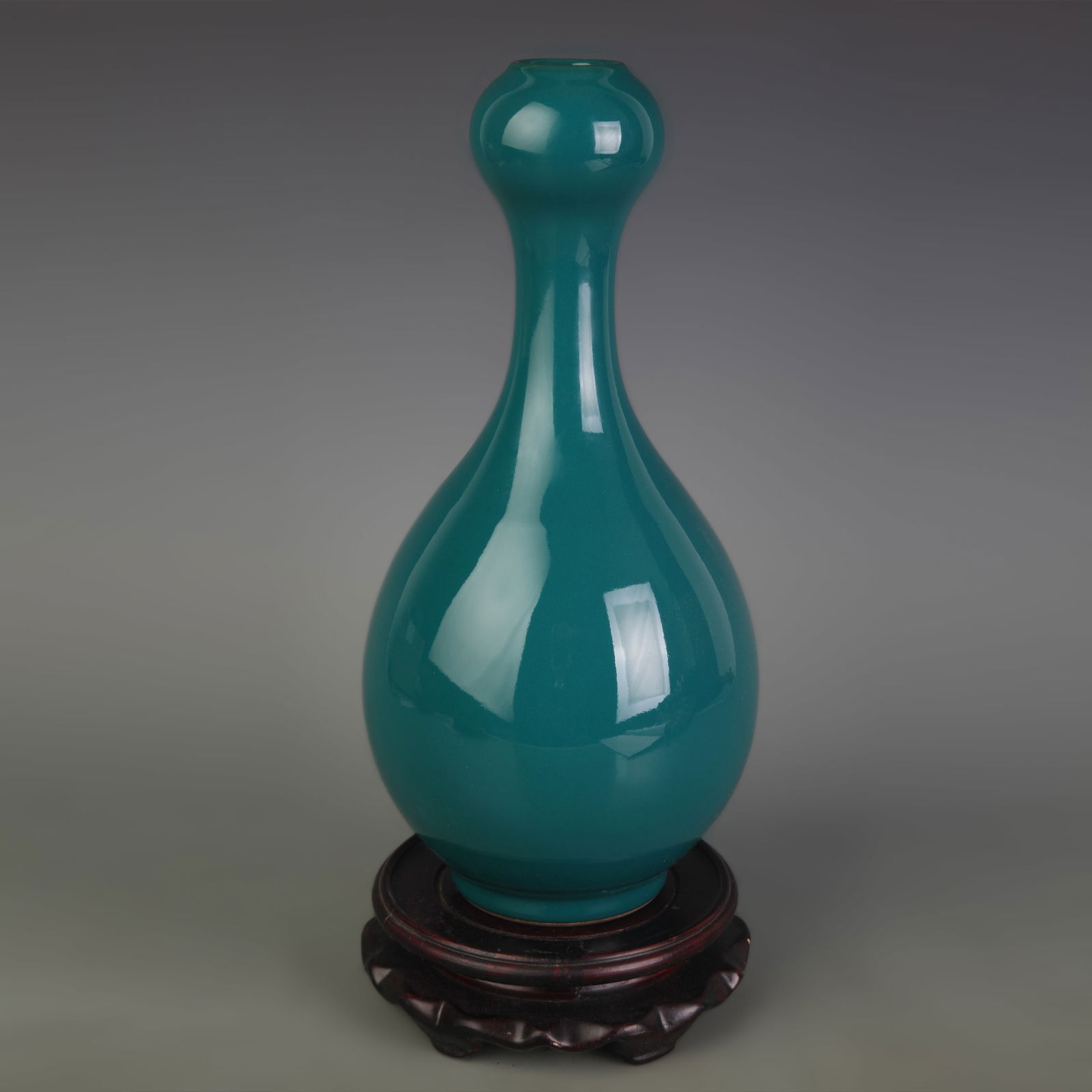 GREEN-GLAZED GARLIC HEAD STYLE PORCELAIN VASE: Qing Dynasty Qian Long Period; High: 10.6 in; Diameter: 2.8 in;
