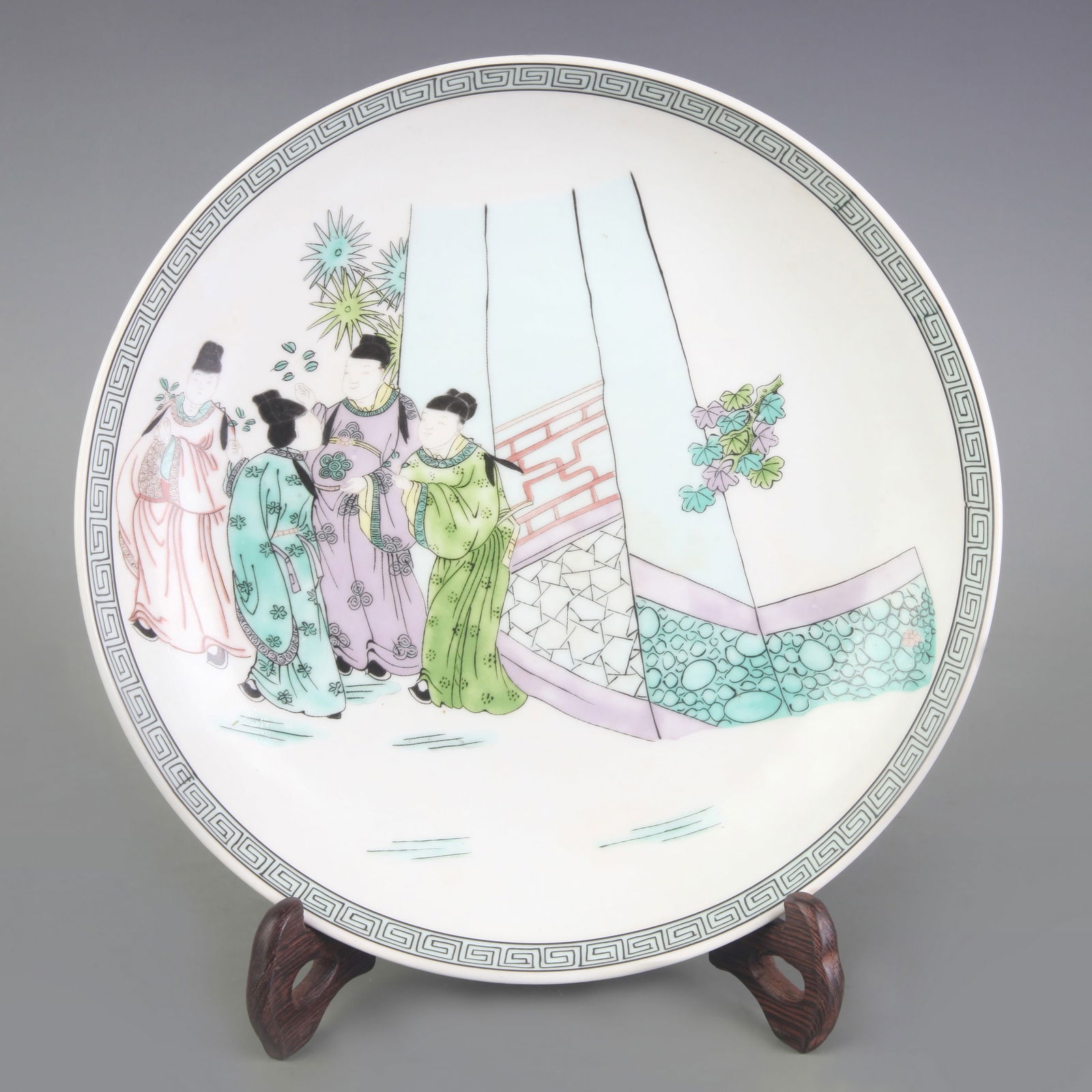 FAMILLE ROSE FIGURE PATTERN PLATE: Qing Dynasty Qian Long Period: Diameter: 8.8 inch; High: 1.7 inch