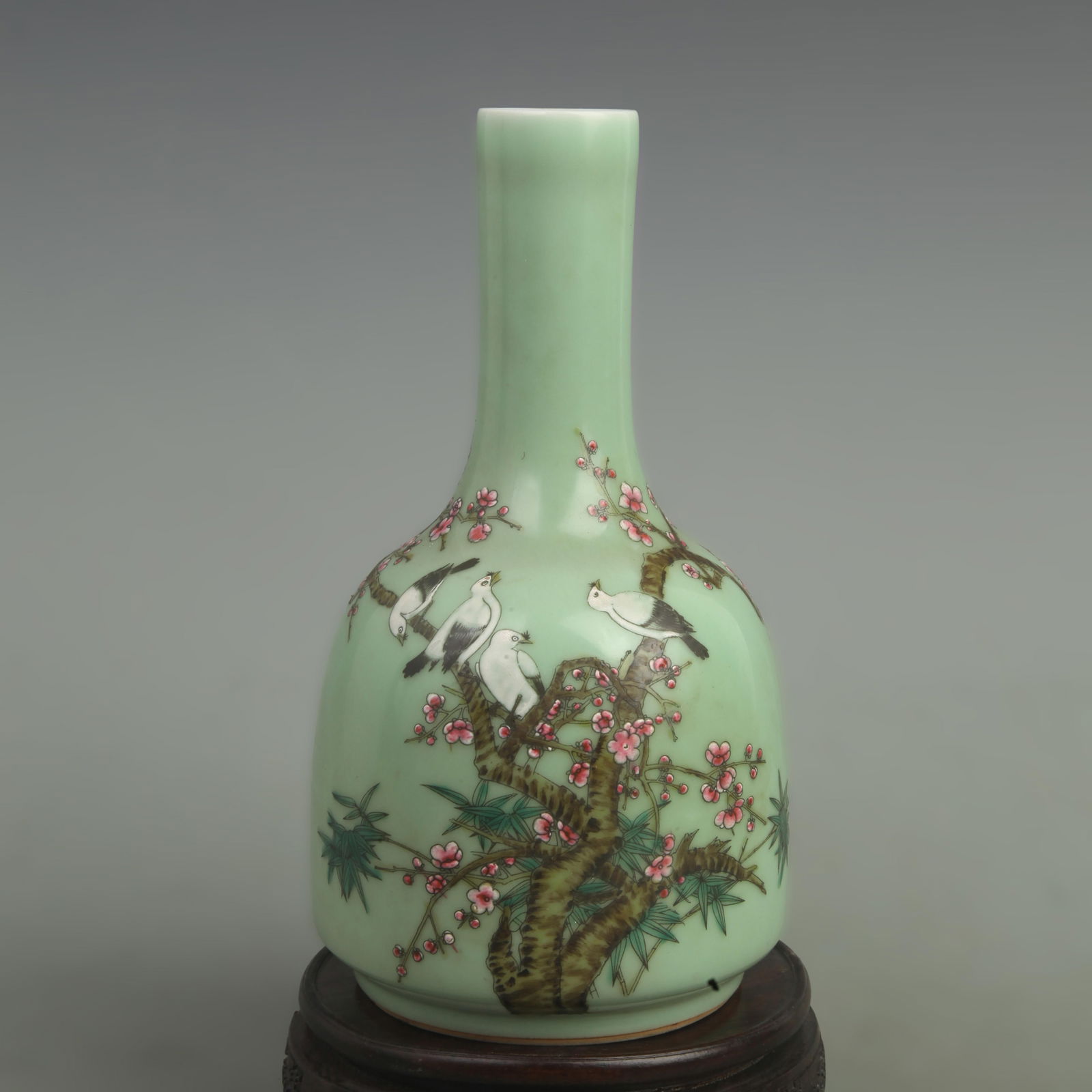A GREEN GLAZED LUCKY MAGPIE PATTERN BELL SHAPED BOTTLE: Qing Dynasty Qian Long Period, High: 9 inch; Diameter: 4.8 inch;