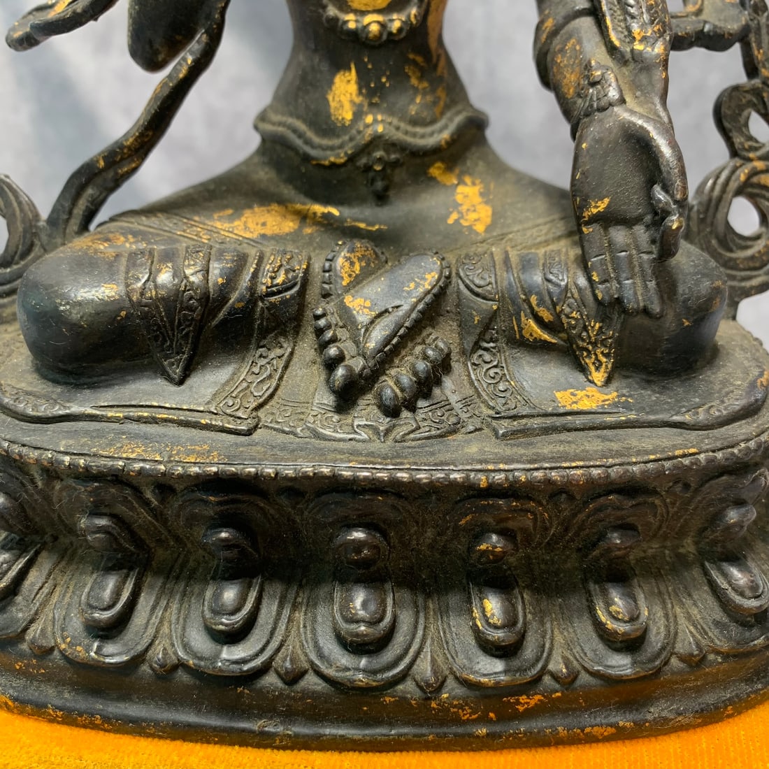 A FINE TIBETAN BUDDHIST STATUE - 6