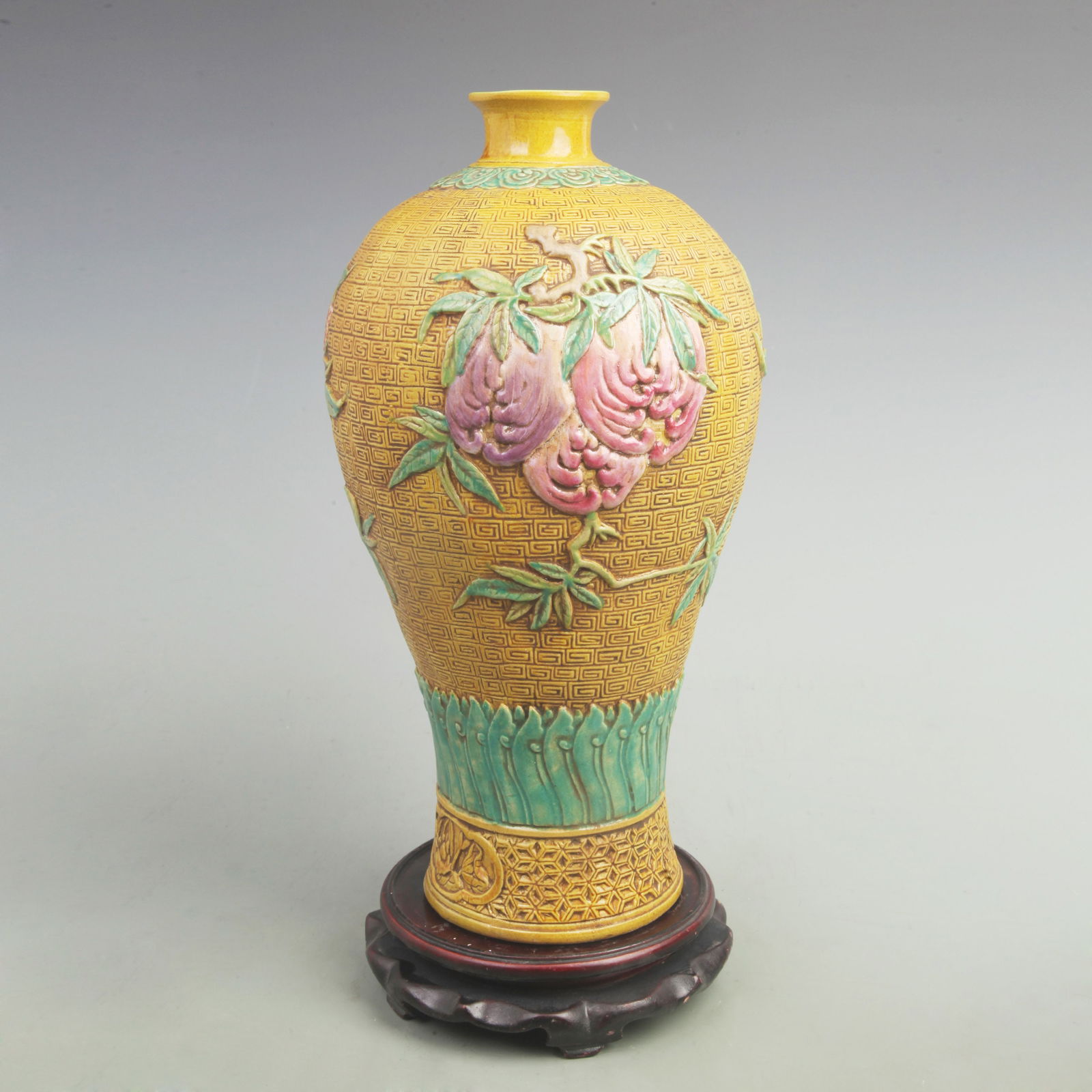 A YELLOW GOUND PEACH AND POMEGRANATE PATTERN VASE: Qing Dynasty Qian Long Period, High: 15.5 inch; Width: 8 inch;