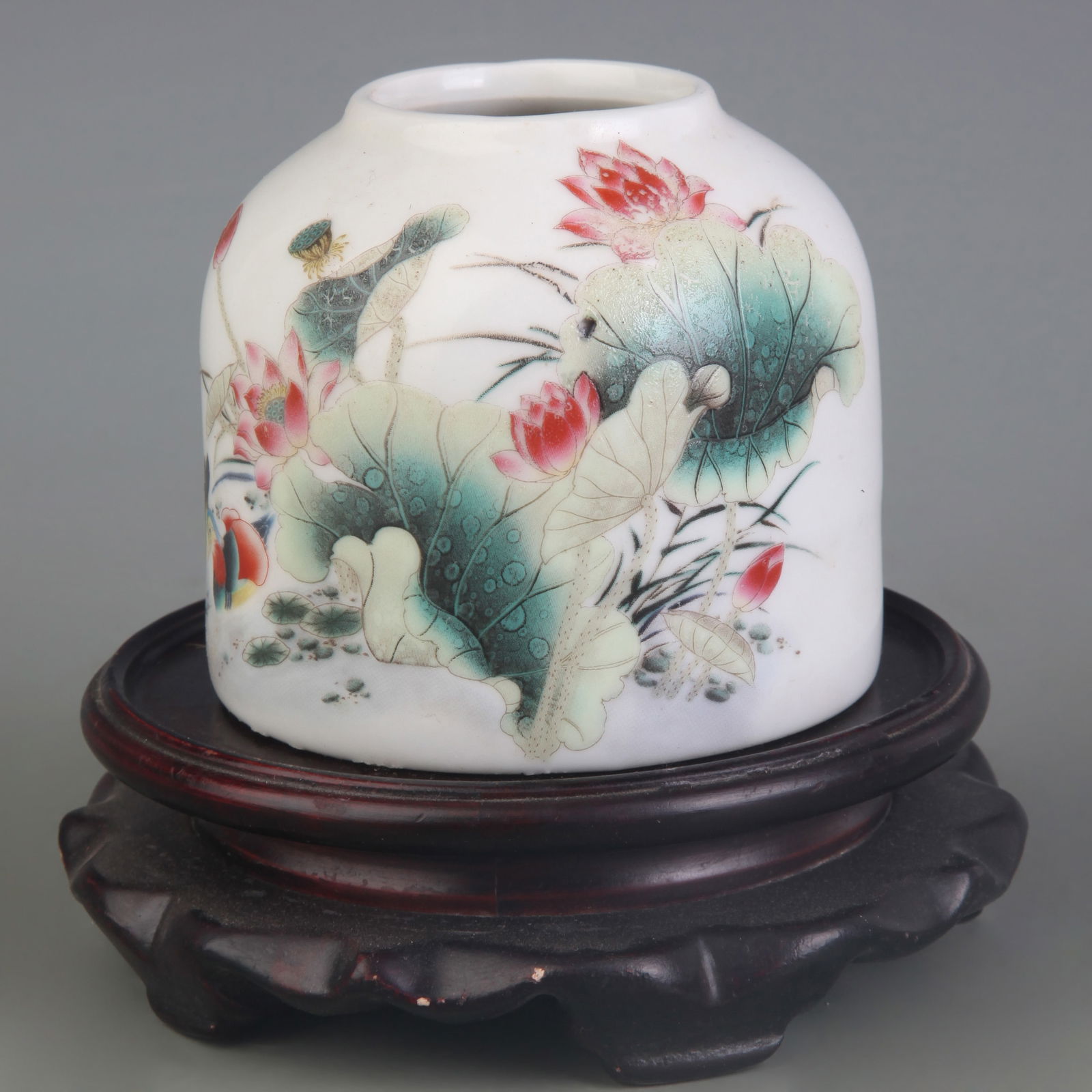 FAMILLE ROSE WATER JAR WITH FLOWER AND BIRD PATTERNS: Qing Dynasty; Diameter: 3.5 inch; High: 3.1 inch. Tong Ren Tang Mark