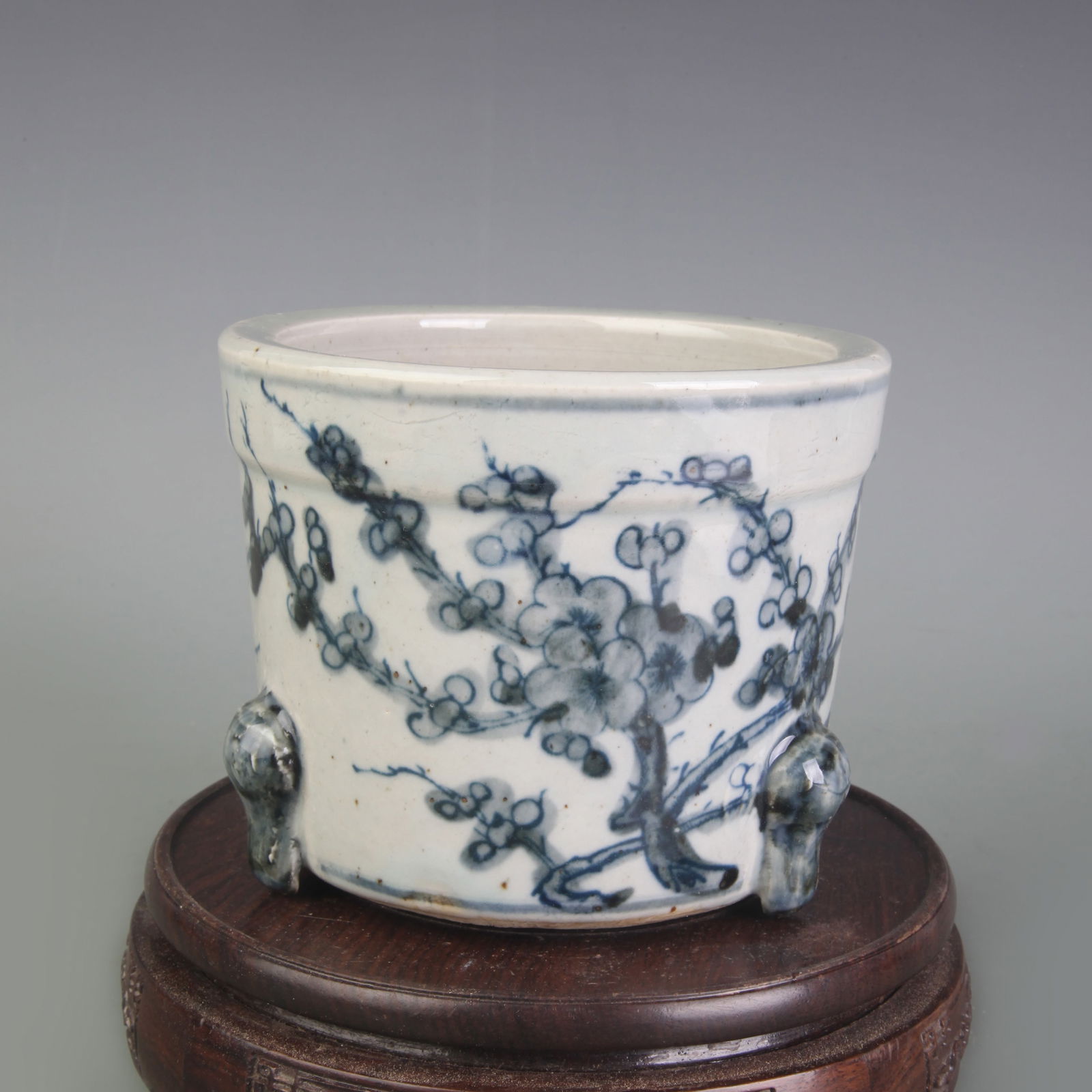 BLUE AND WHITE FLOWERPOT WITH FLORAL PATTERNS: Ming Dynasty Style; Diameter: 4.8 inch; High: 3.9 inch