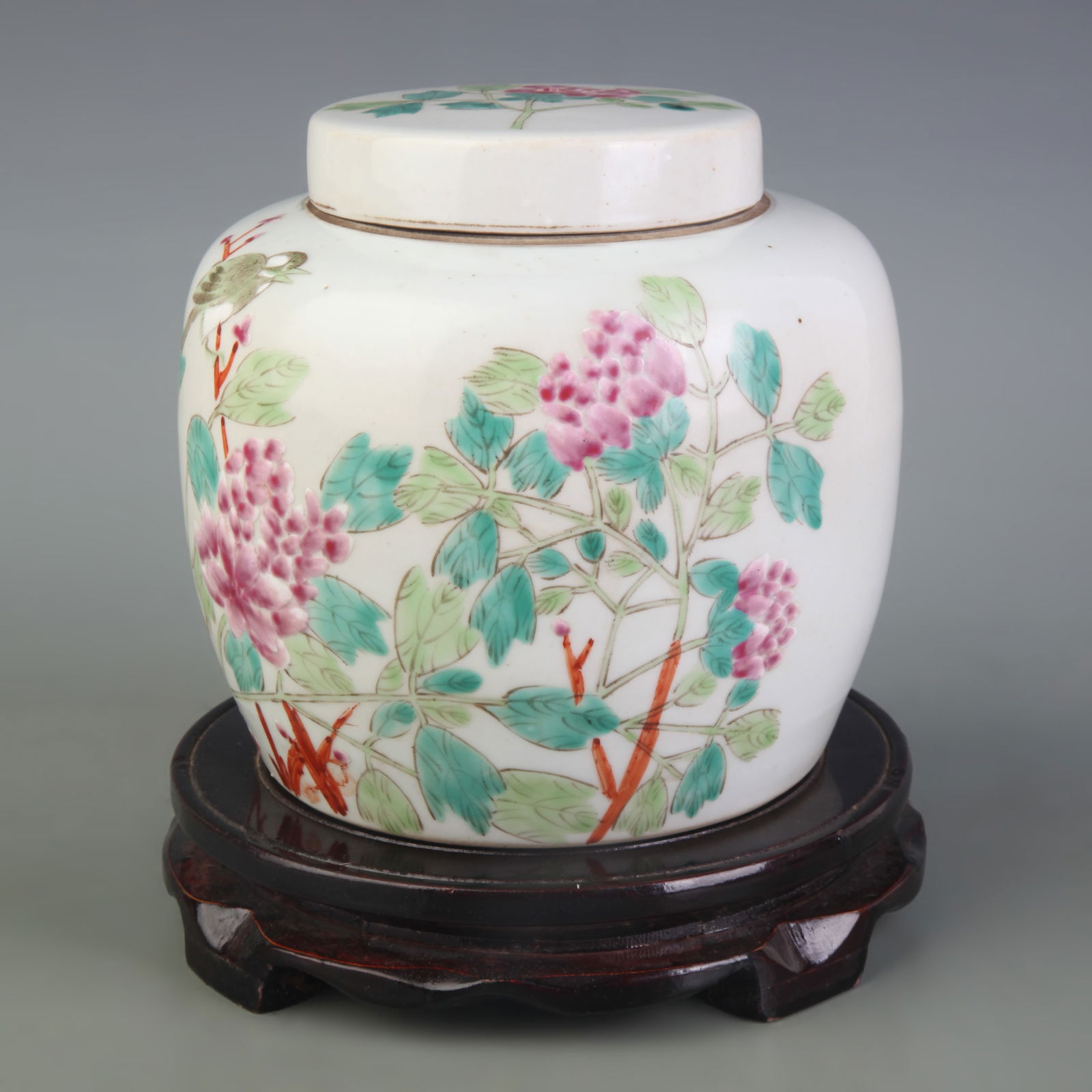 FAMILLE ROSE FLOWER AND BIRD PATTERN PORCELAIN TEA CANISTER: Qing Dynasty; Diameter: 3.2 inch; H:5.8 inch