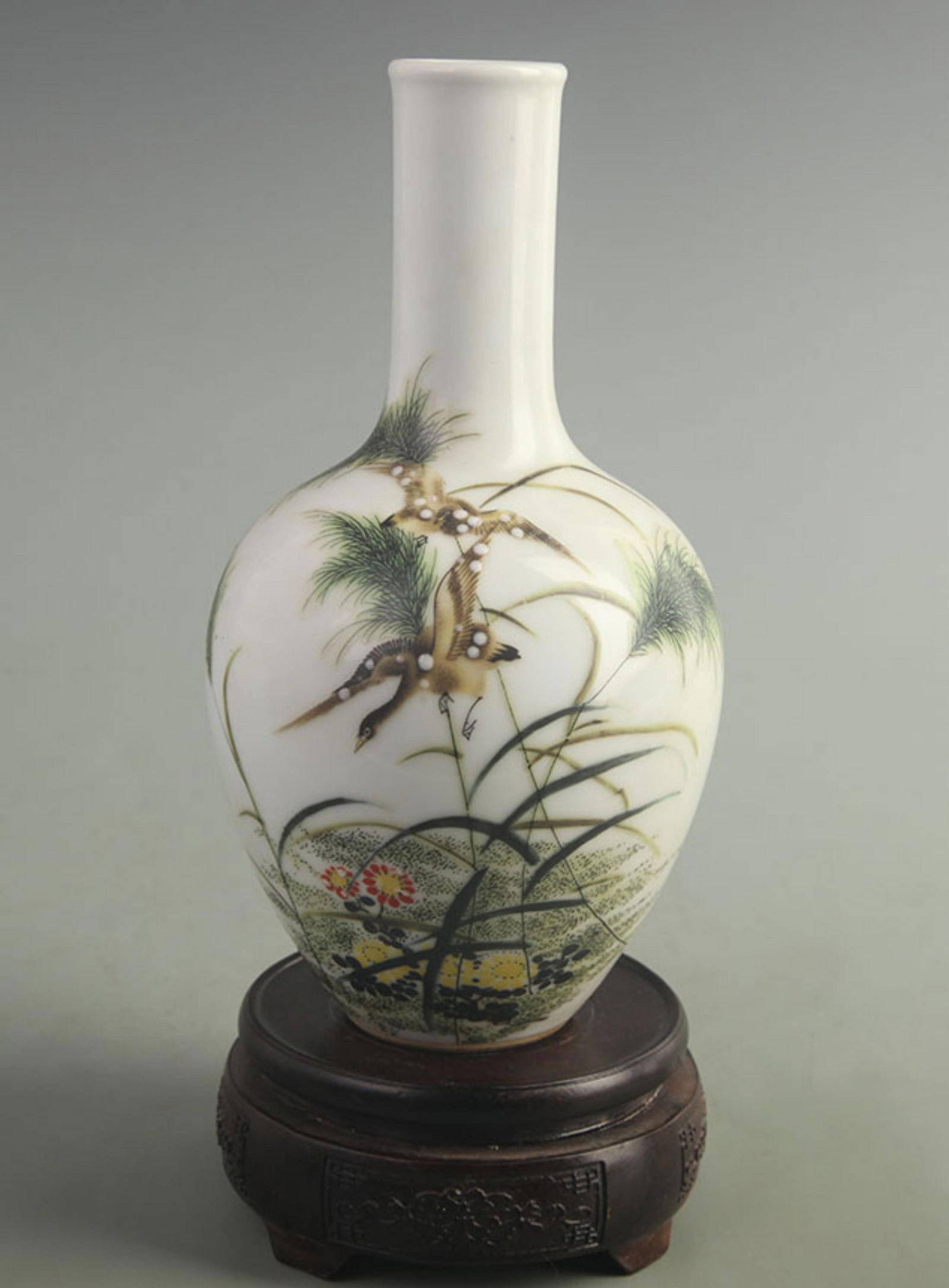 FAMILLE ROSE GOOSE PATTERN CELESTIAL GLOBE PORCELAIN VASE (1 of 5)