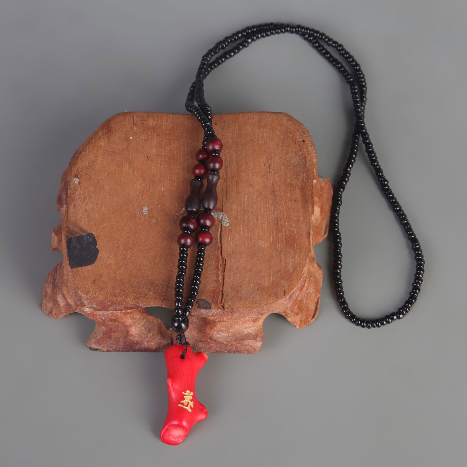 A FINE RED CORAL NECKLACE: Modern; Long: 1.3 inch; Width: 0.5 inch