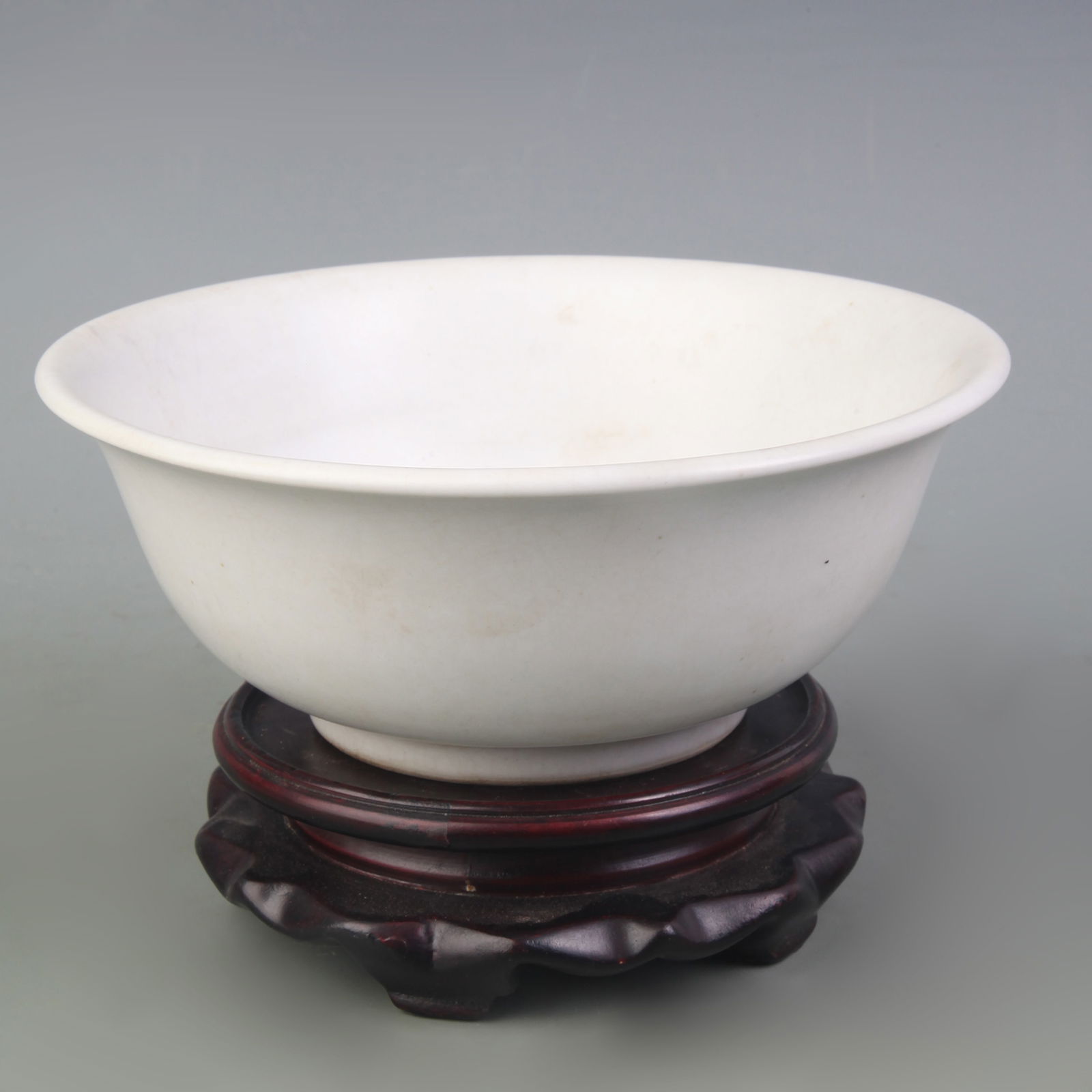 WHITE GLAZED DE HUA KILN PORCELAIN BOWL: Ming Dynasty Style Wan Li Period; Diameter: 7.1 inch; High: 2.8 inch;