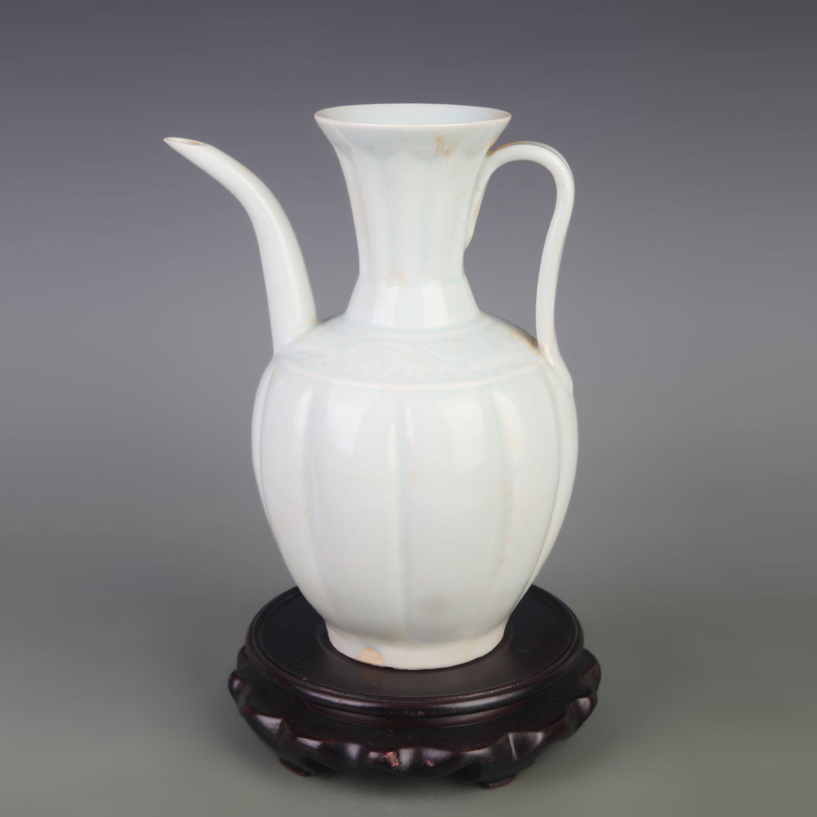 A FINE YING QING-GLAZED PORCELAIN EWER (1 of 5)