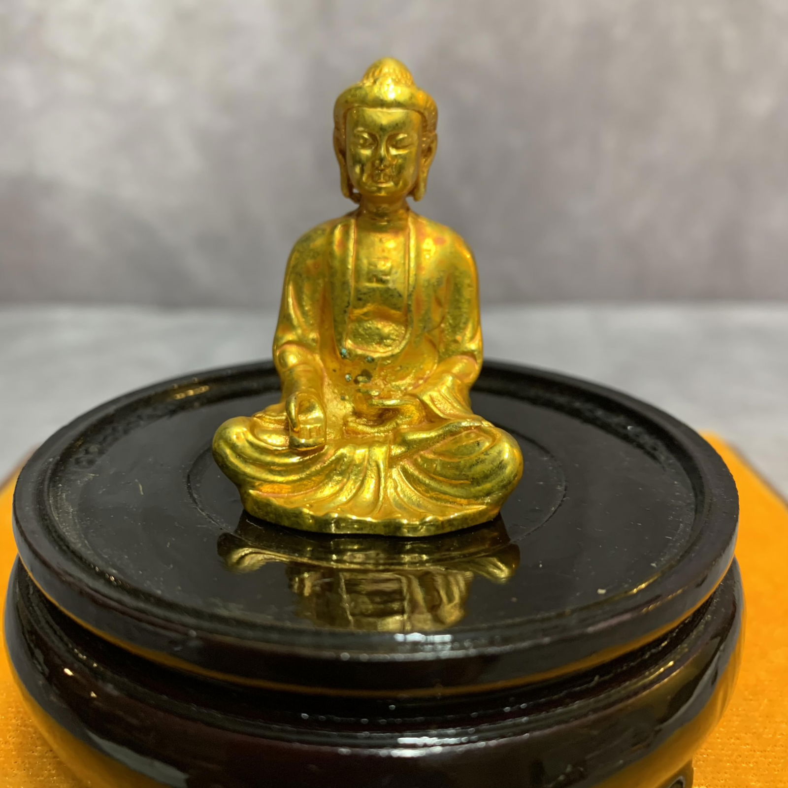 A FINE SMALL BRONZE BUDDHA FIGURE: Modern; Width: 1.2 inch; High: 1.8 inch;