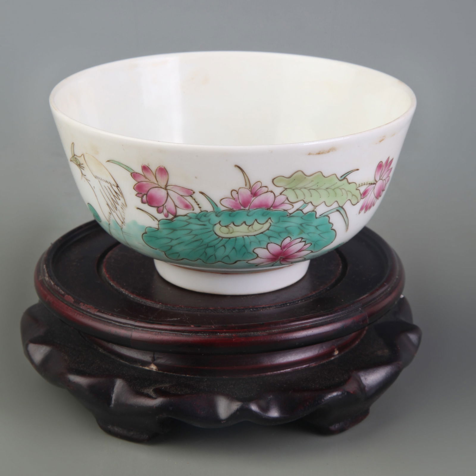 FAMILLE ROSE FLORAL AND BIRD PATTERN PORCELAIN BOWL: Qing Dynasty Tong Zhi Period; Diameter: 4.5 inch; High: 2.2 inch