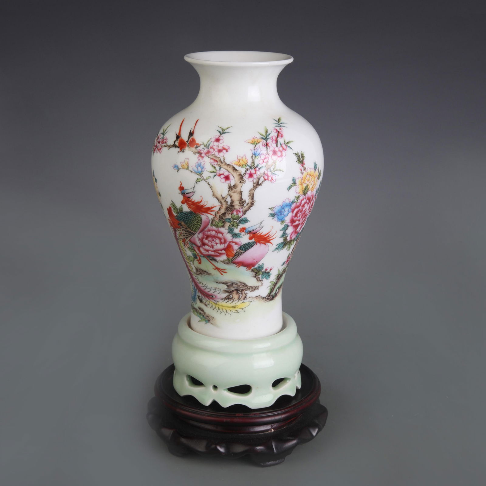 FAMILLE ROSE FLOWER AND PHOENIX PATTERN REVOLVING PORCELAIN VASE: Qing Dynasty; Diameter: 2.9 inch; High:9.3 inch