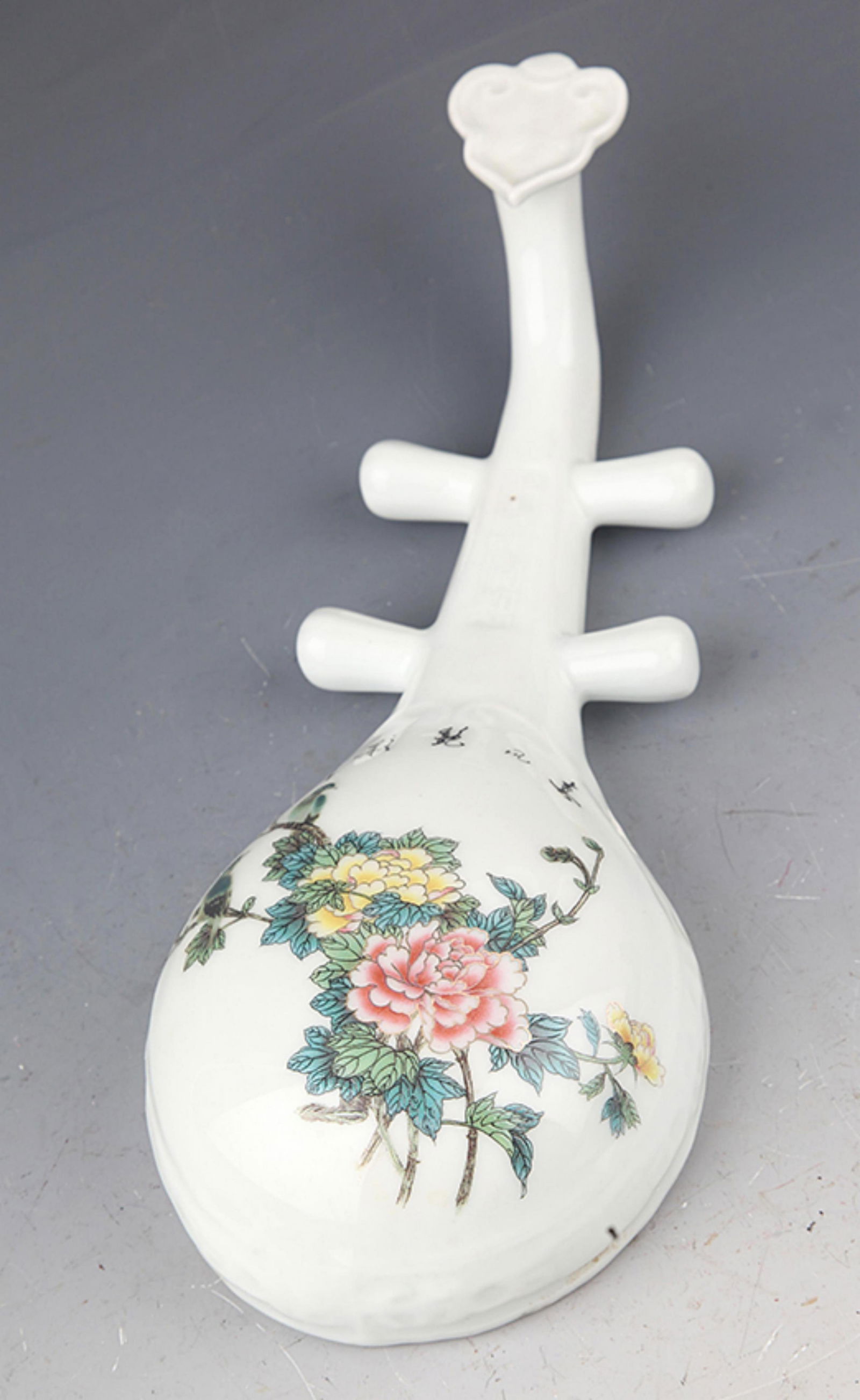 A FINE PORCELAIN LUTE PATTERN FIGURE: Republic Period; Long: 11.5 inch; Width: 4.25 inch;