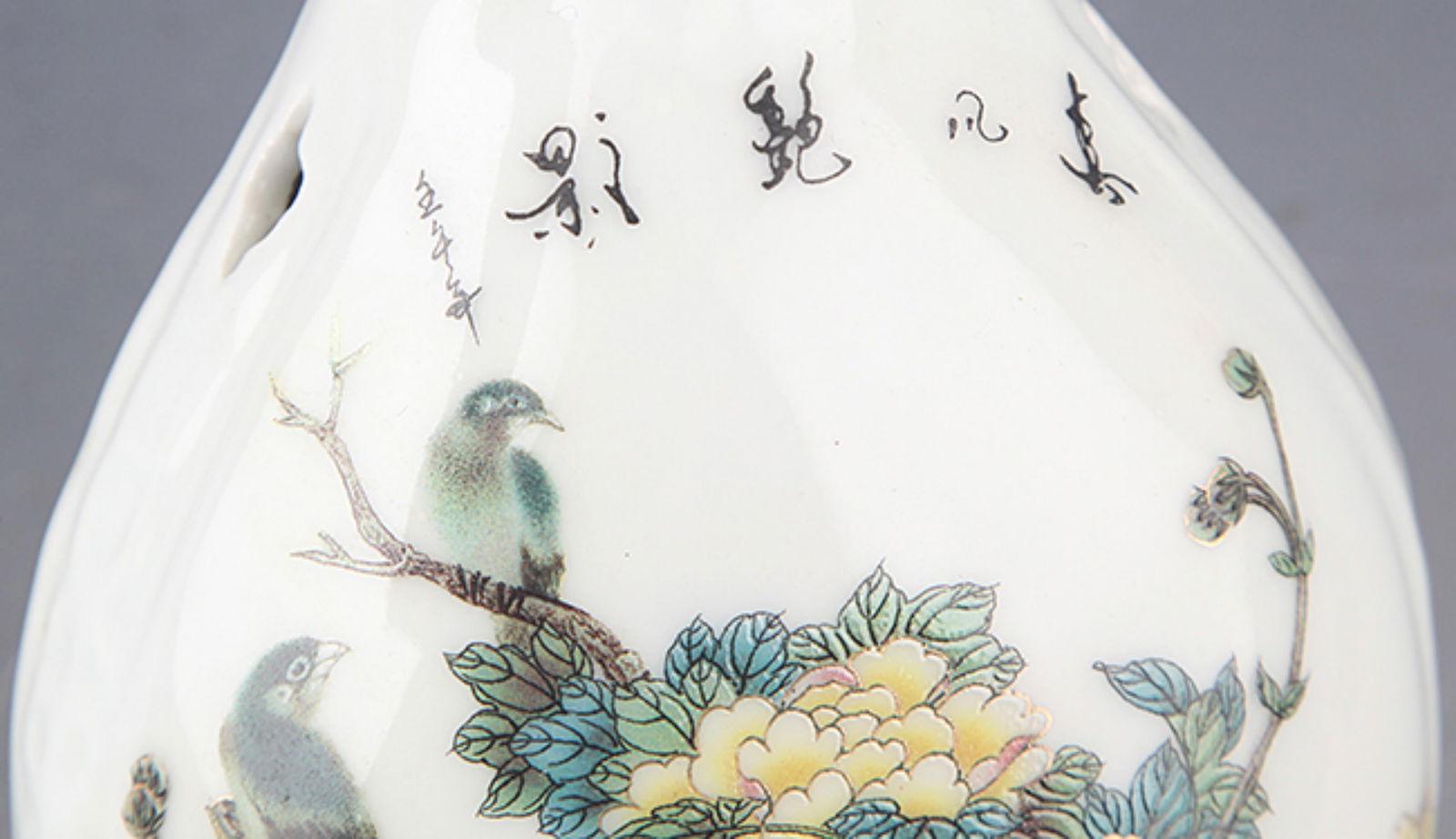 A FINE PORCELAIN LUTE PATTERN FIGURE - 4