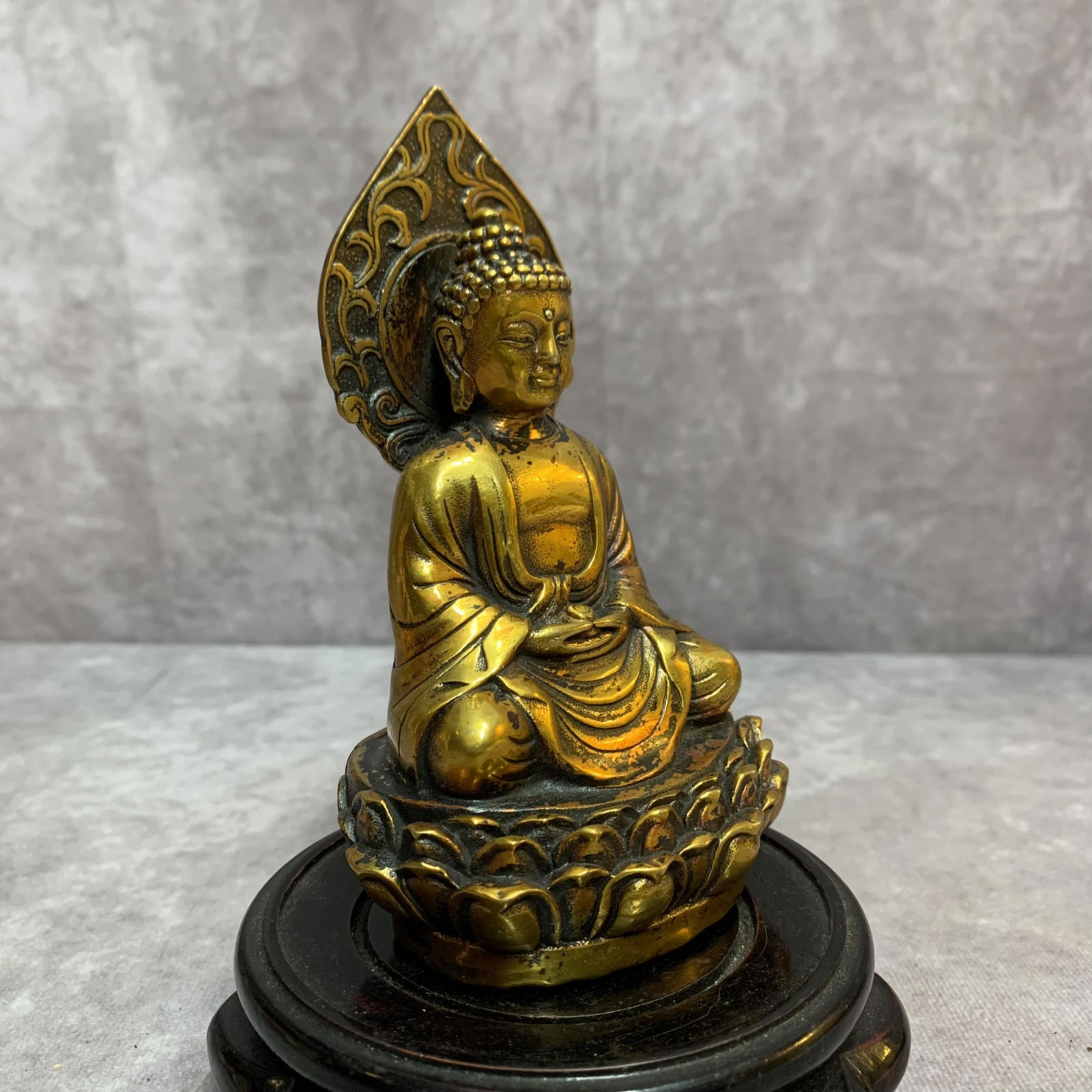 A SMALL BRONZE TATHAGATA STATUE - 3