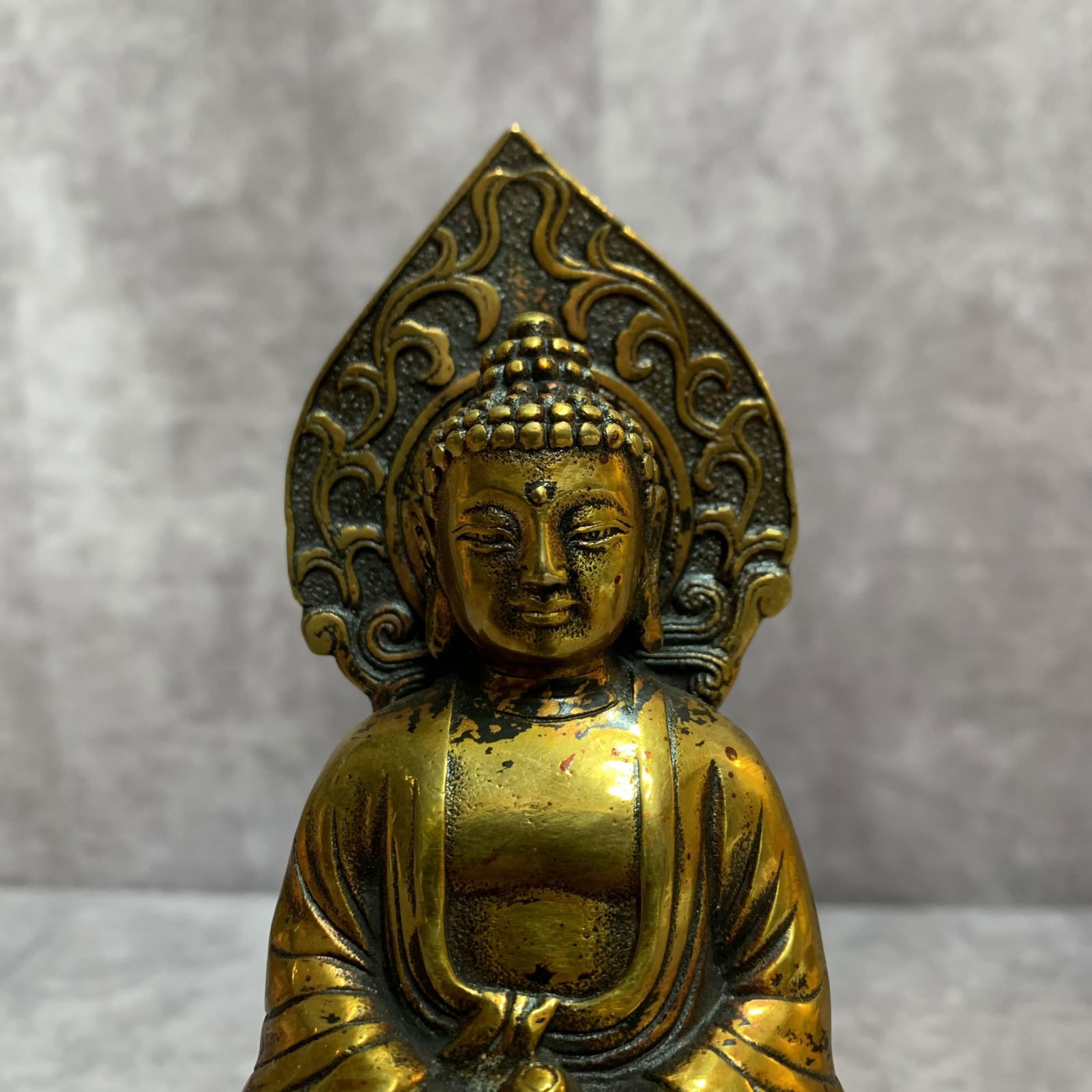A SMALL BRONZE TATHAGATA STATUE - 4