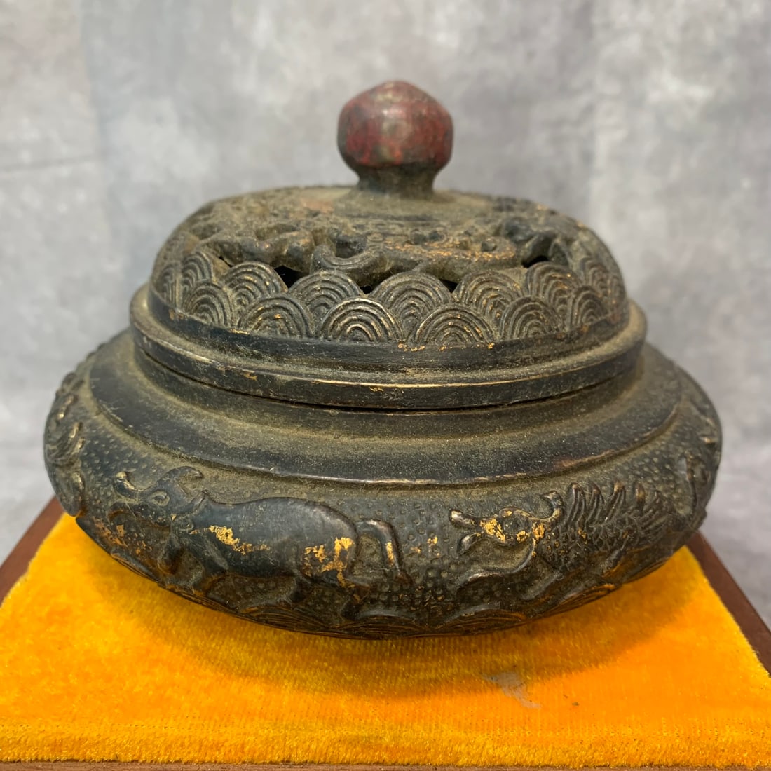 A FINE ROUND BRONZR INCENSE BURNER: 20th Century; High: 3.9 inch Diameter: 5.8 inch
