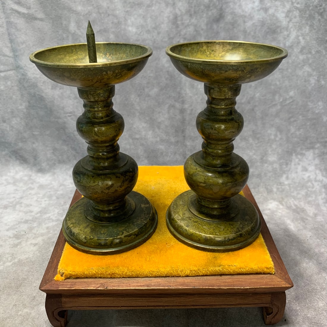 PAIR OF BRONZE CANDLESTICKS: Republic Period; High: 5.1 inch; Diameter: 2.9 inch