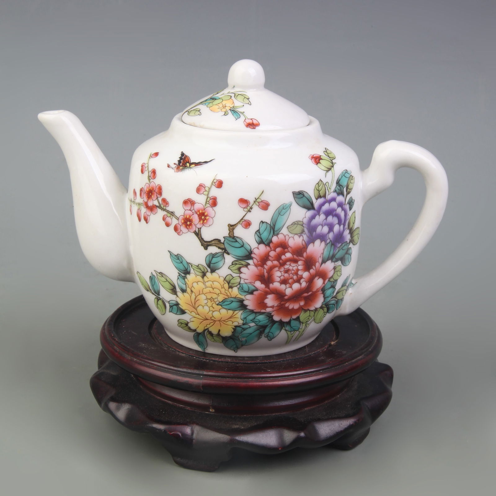 FAMILLE ROSE FLOWER AND BIRD PORCELAIN TEAPOT: Republic Period; Width: 6.6 inch; High: 4.3 inch