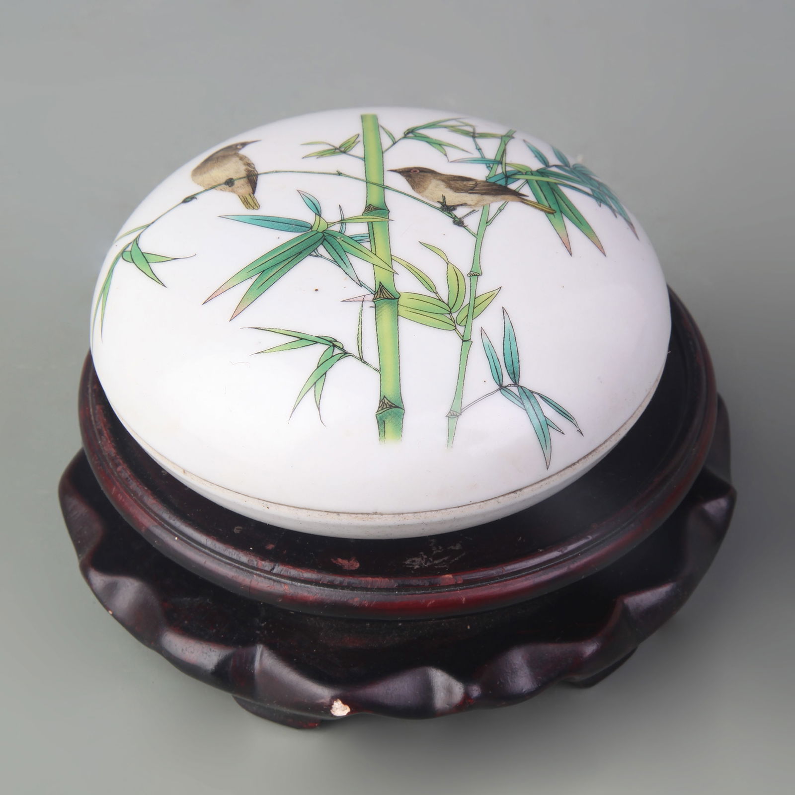 FAMILLE ROSE FLORAL DESIGN PORCELAIN INK BOX: Qing Dynasty; Diameter: 4.1 inch; High: 1.7 inch