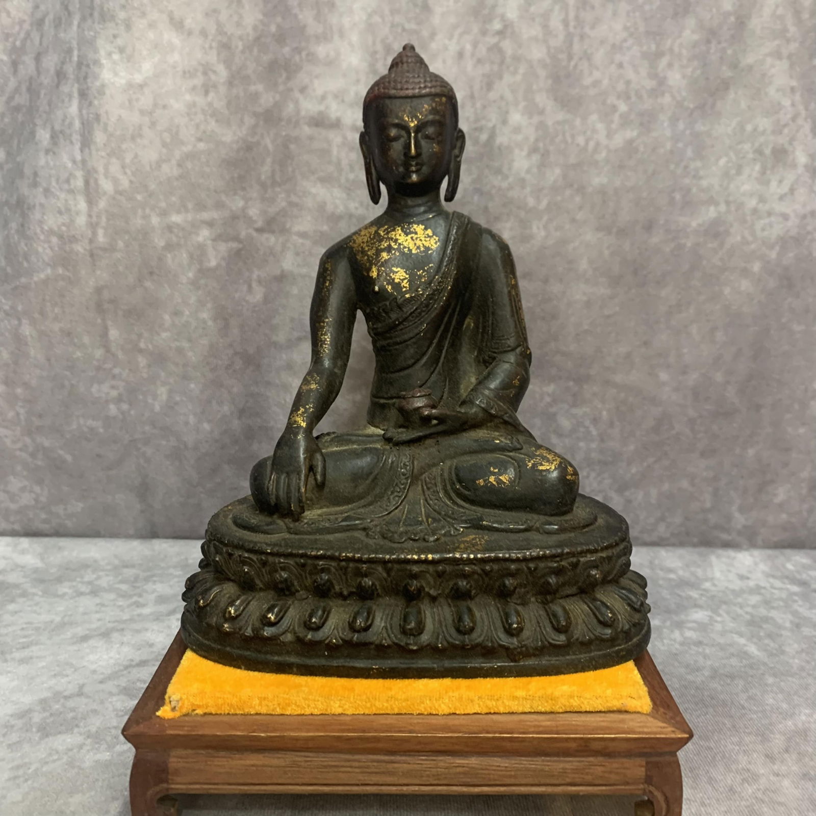 BRONZE GILT SHAKYA MEDICINE BUDDHA STATUE: Republic Period; High: 8.0 inch; Width: 4.2 inch; Long: 6.3 inch
