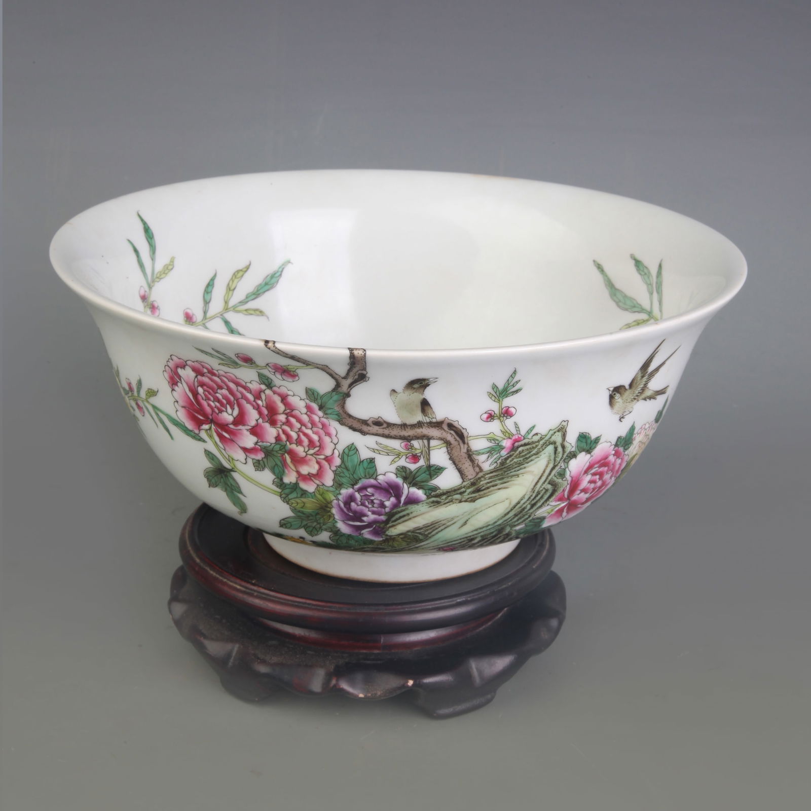 FAMILLE ROSE BIRD PATTERN BOWL: Qing Dynasty Kang Xi Period; Diameter: 8.5 inch; High: 3.8 inch