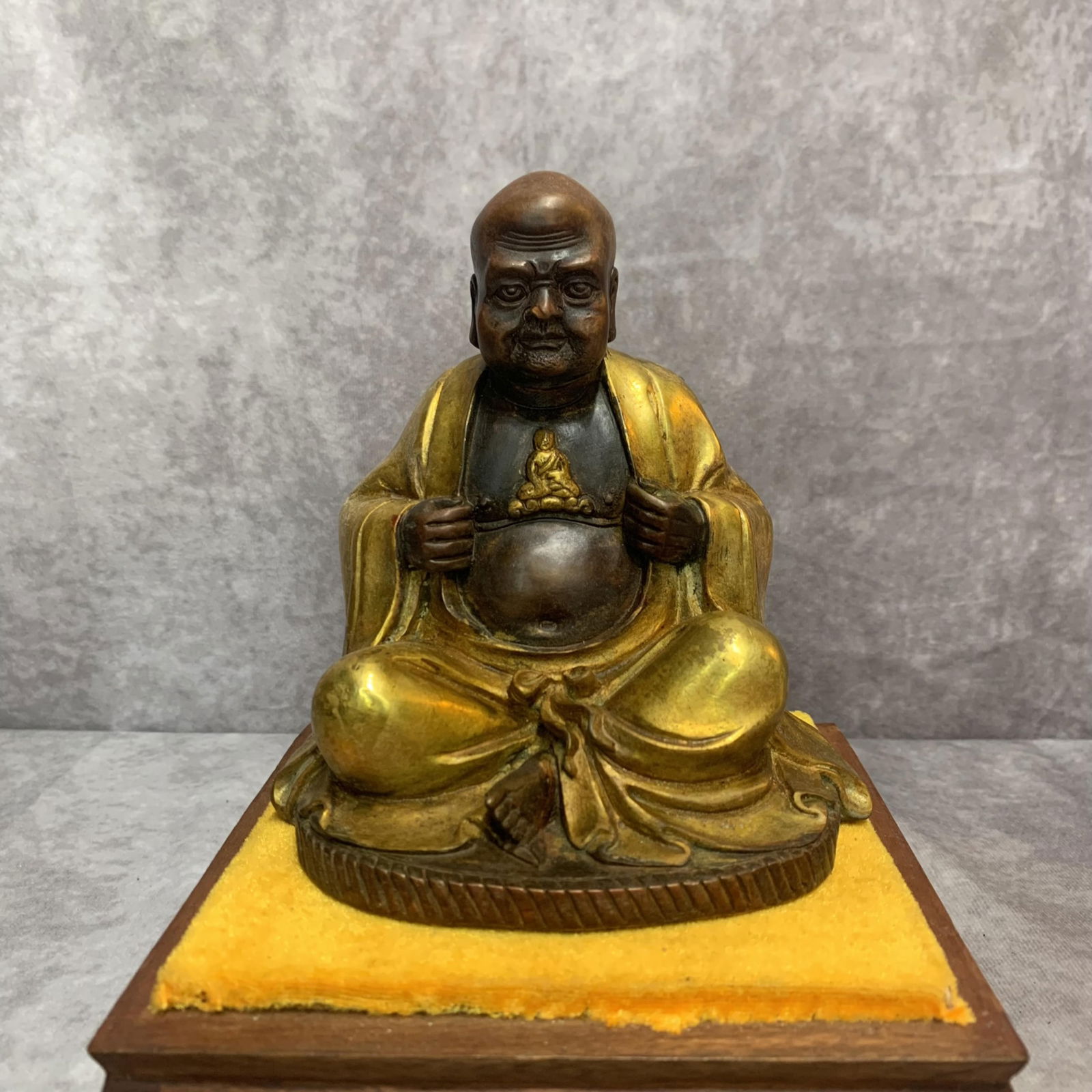 A FINE BRONZE LU HAN STATUE - 7