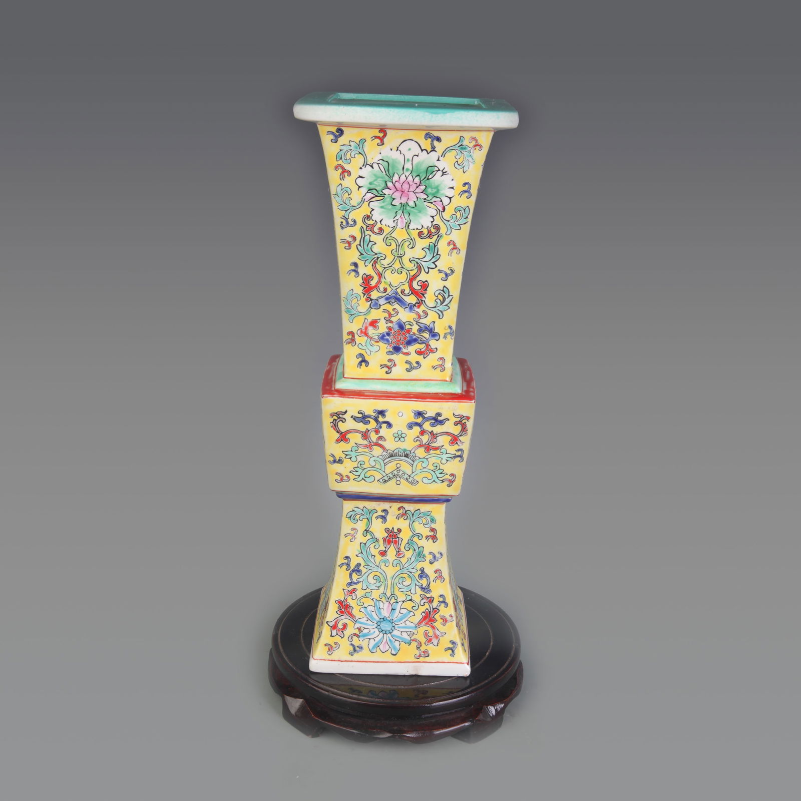 FAMILLE ROSE THOUSAND FLOWER PATTERN PORCELAIN VASE: Qing Dynasty Qian Long Period; High: 14.0 inch