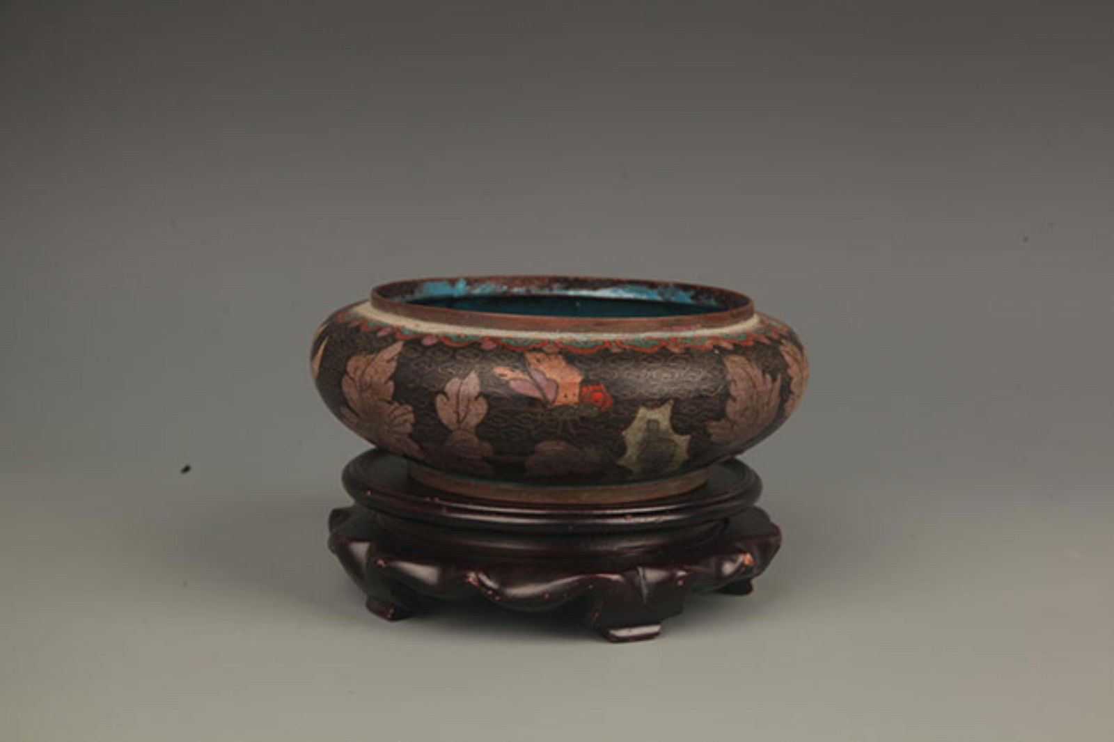 A FINE CLOISONNE ENAMEL BRONZE WATER WASH WITH FLORAL PATTERN: Republic Period, High: 2.25 inch; Diameter: 4.5 inch;