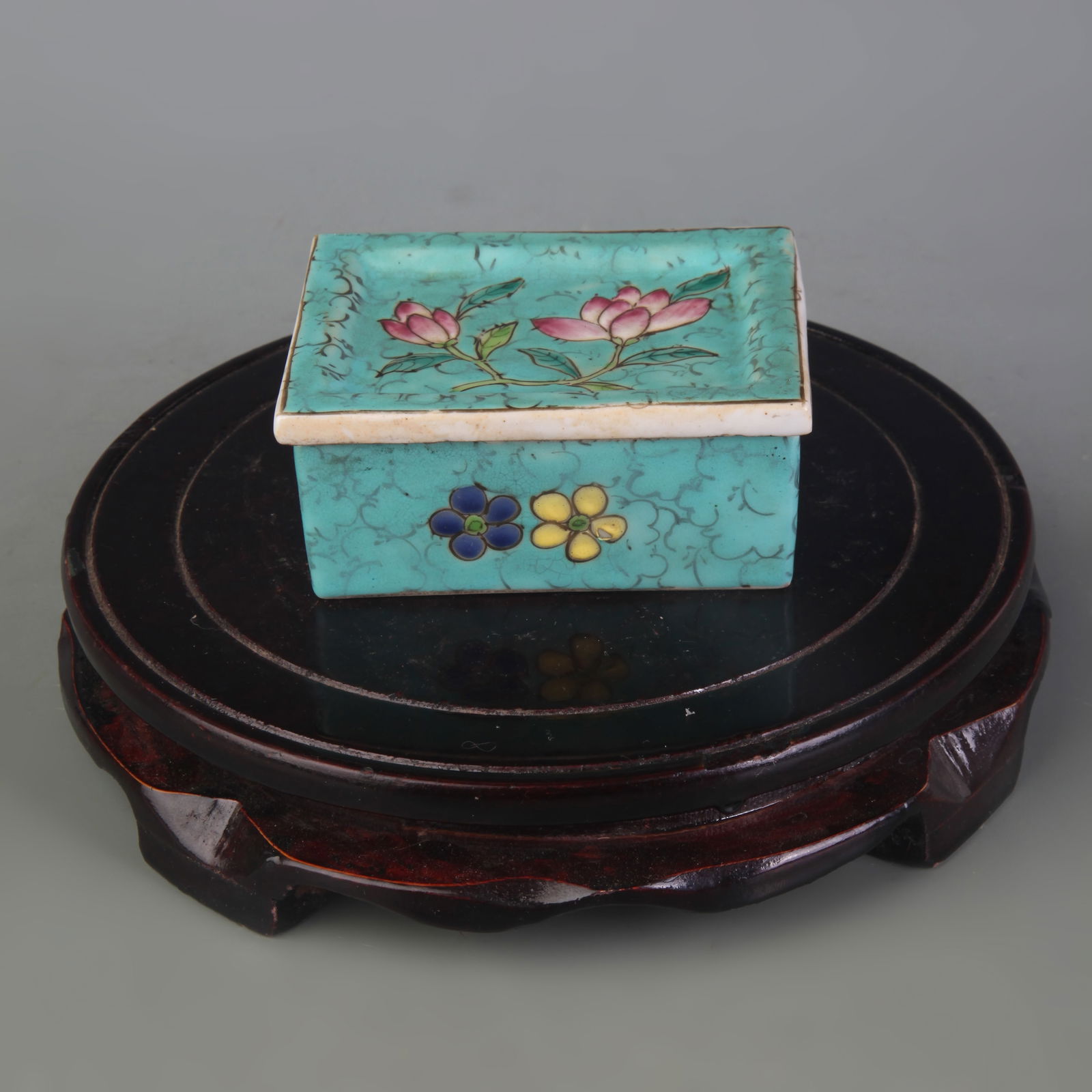 FAMILLE ROSE GREEN GROUND FLOWER PATTERN INK BOX: Qing Dynasty; Long: 3.5 inch; Width: 2.7 inch; High: 1.5 inch;