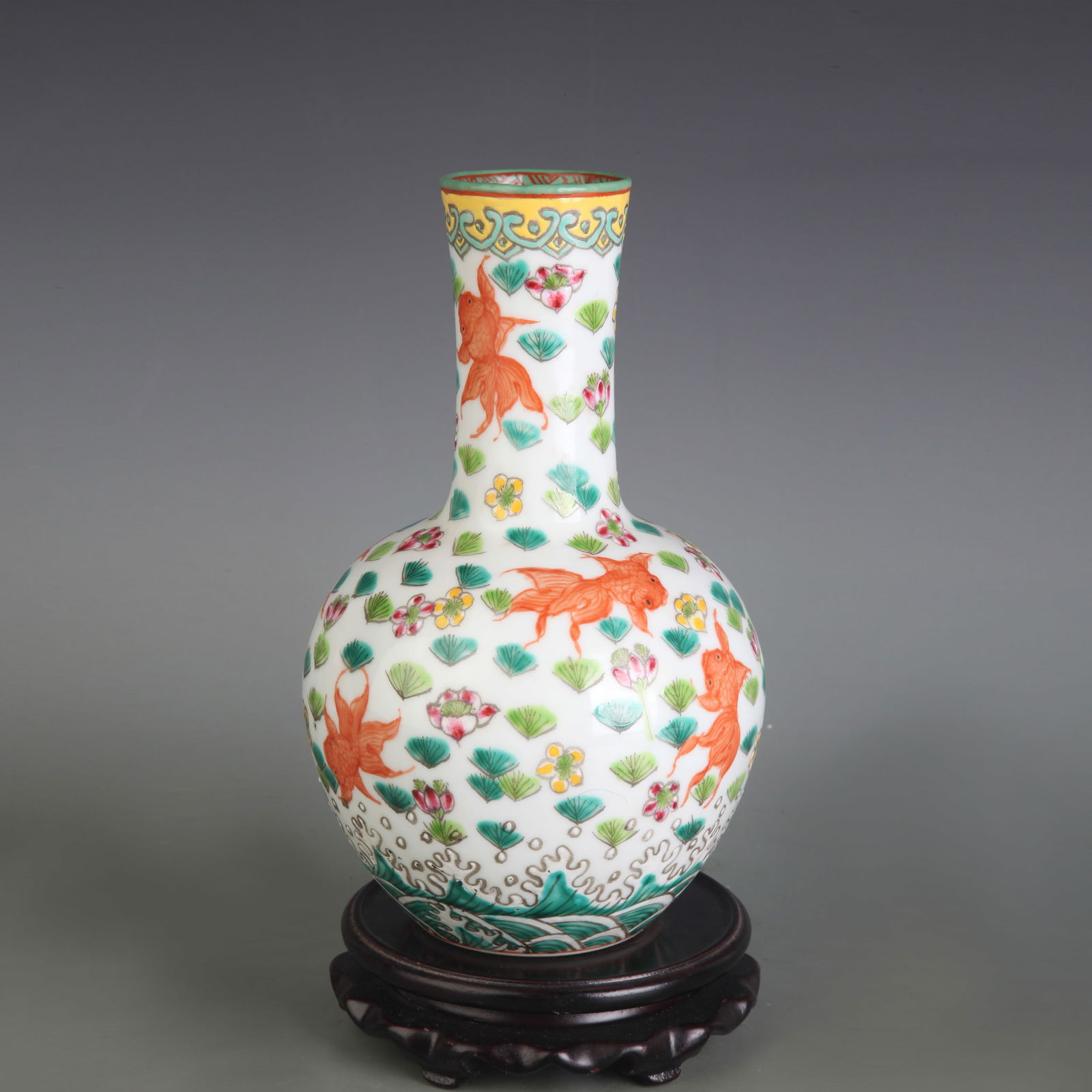 FAMILLE-ROSE FISH PATTERN PORCELAIN VASE: Qing Dynasty Qian Long Period; Diameter: 2.1 inch; High: 8.7 inch