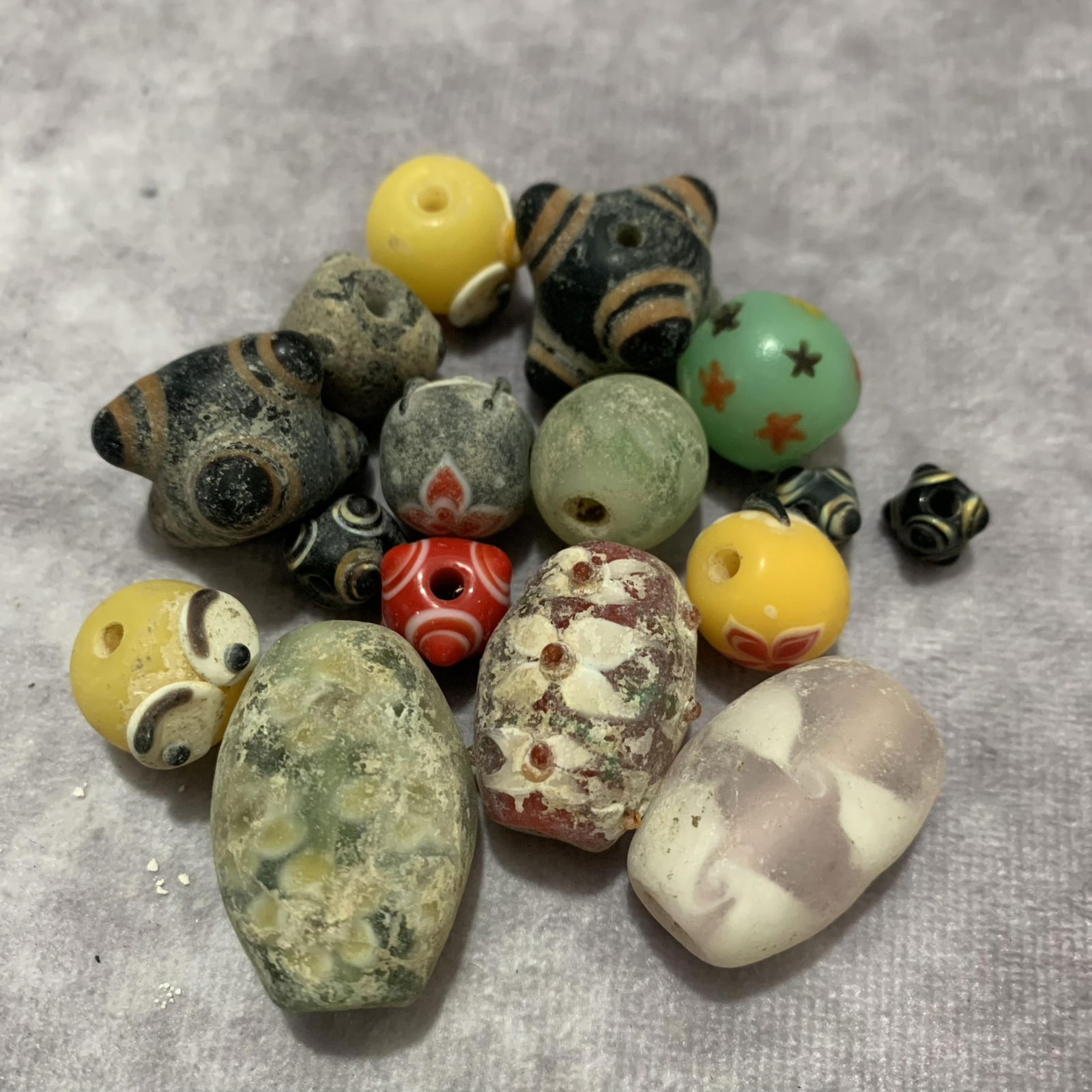 GROUP OF GLASS MADE BEADS: Long:1.1 inch to Long: 0.5 inch