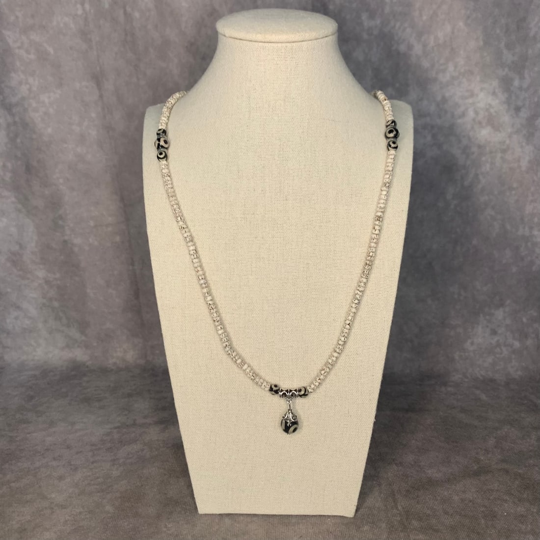 A FINE BODHI PU TI SEED NECKLACE WITH TURQUOISE: Modern; Long: 13 inch; Each Bead Diameter: 0.15 inch;