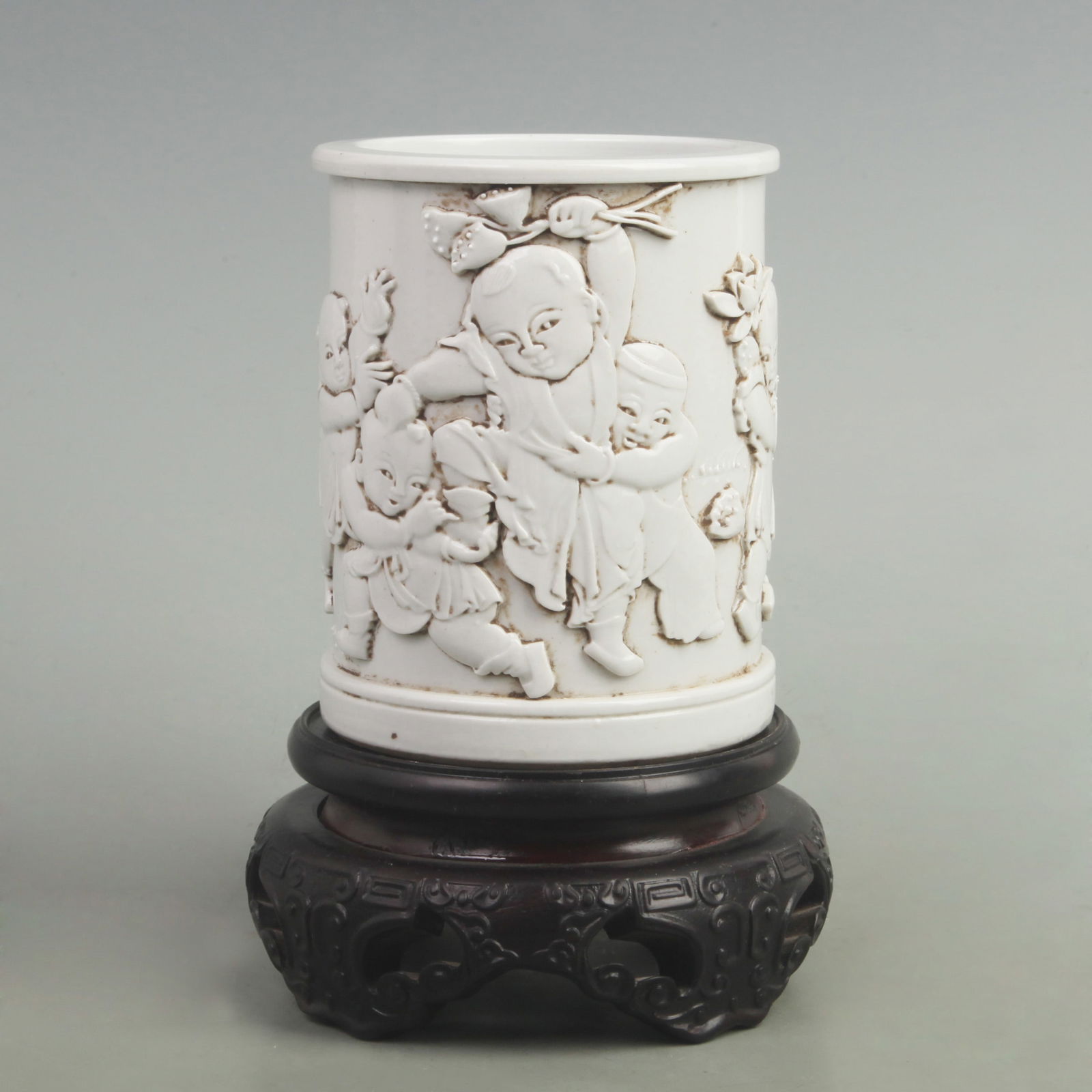 CARVED PORCELAIN BRUSH HOLDER WITH DEPICTION OF CHILDREN PLAYING: Qing Dynasty, High: 5.5 inch Diameter: 4.3 inch