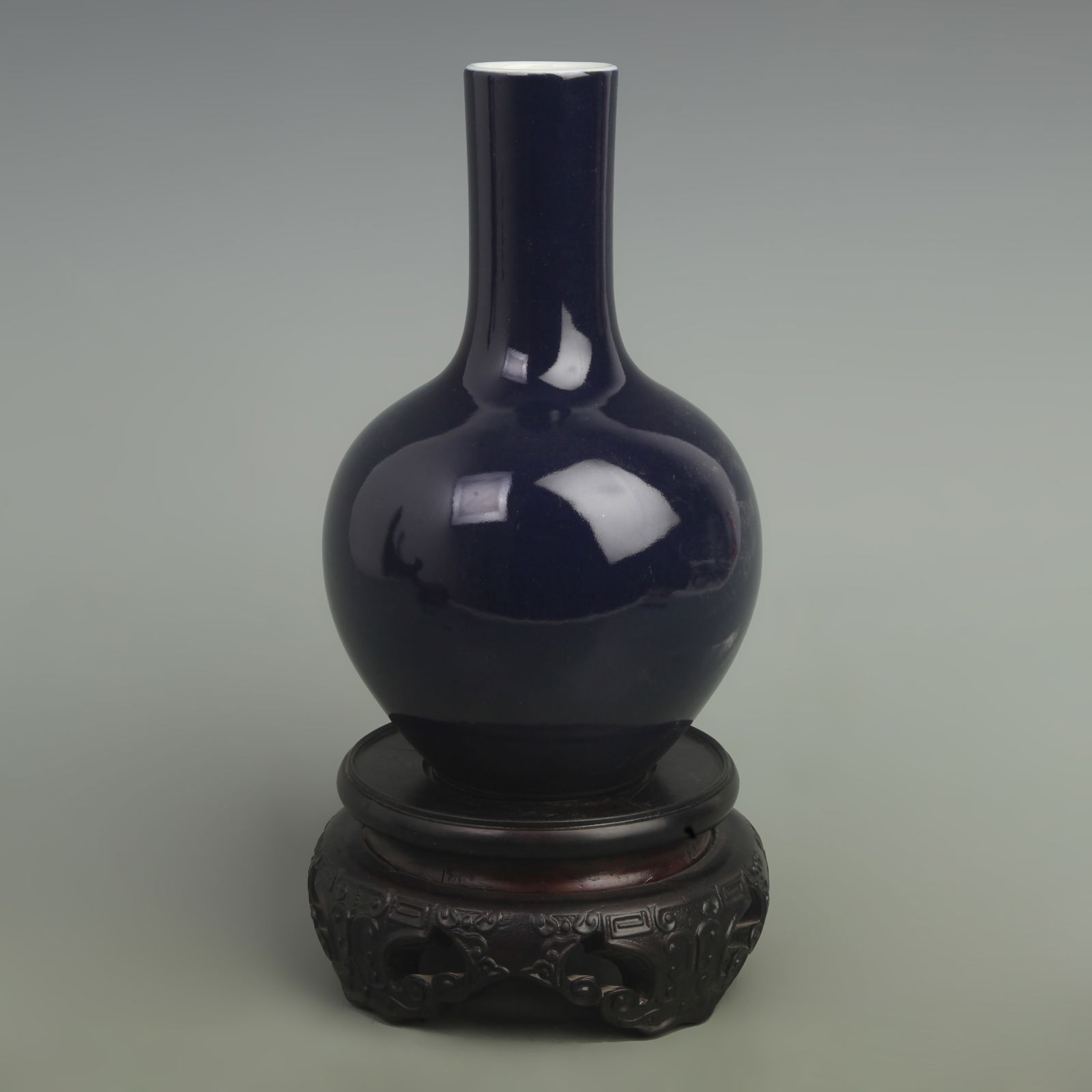 SACRIFICIAL BLUE GLAZED GLOBE STYLE PORCELAIN VASE: Qing Dynasty Qian Long Period; High: 8.5 inch; Width: 5.5 inch