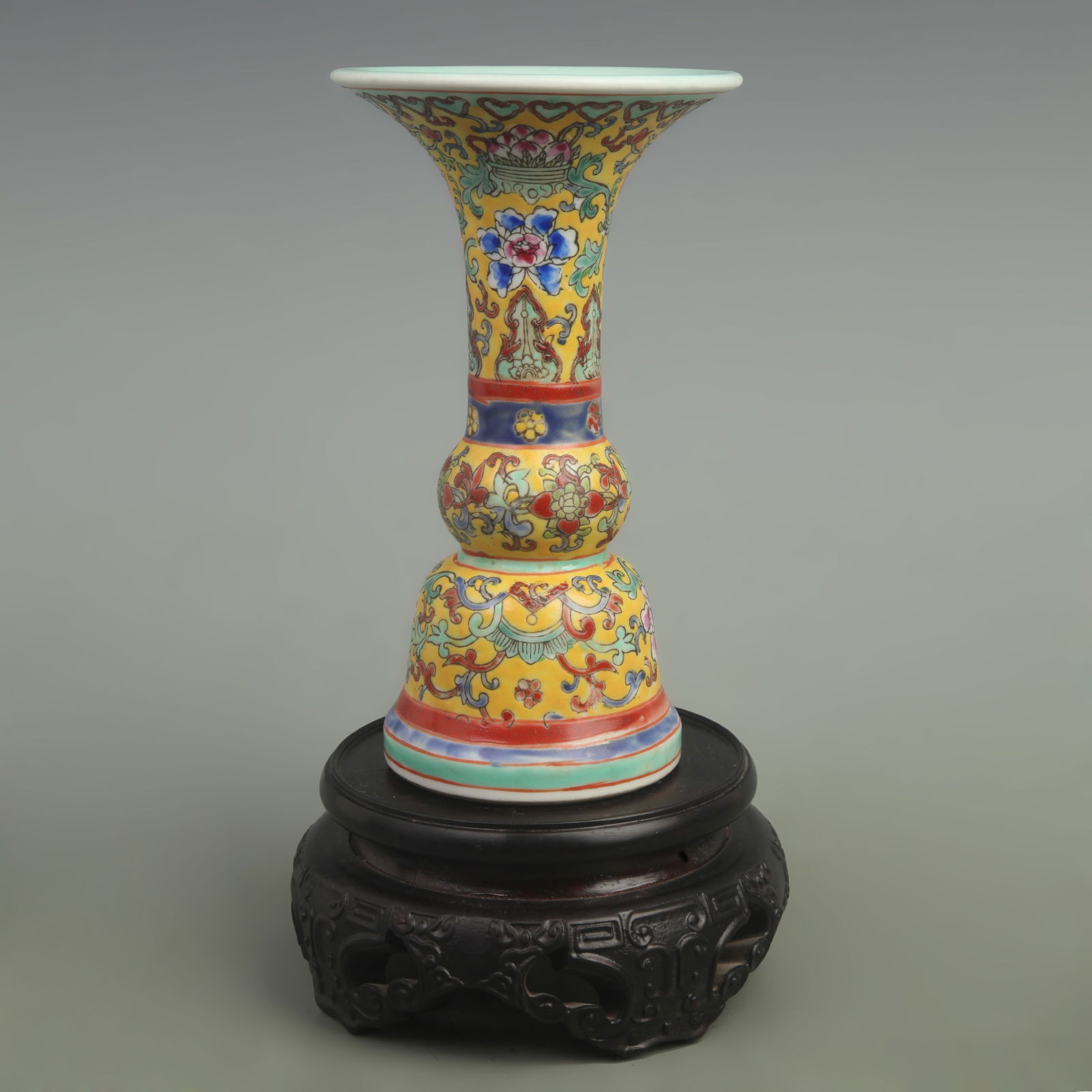A FINE FAMILLE ROSE YELLOW GROUND FLORAL PATTERN FLOWER VASE: Qing Dynasty Qian Long Period; High: 7.8 inch; Diameter: 4.5 inch;